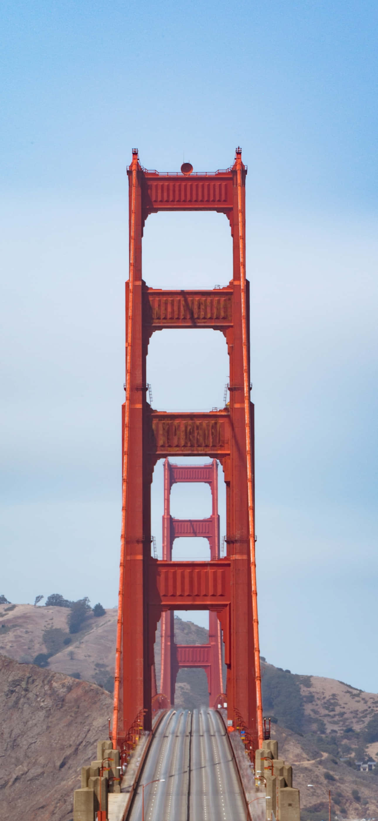 en mann kjører over Golden Gate Bridge Bakgrunner