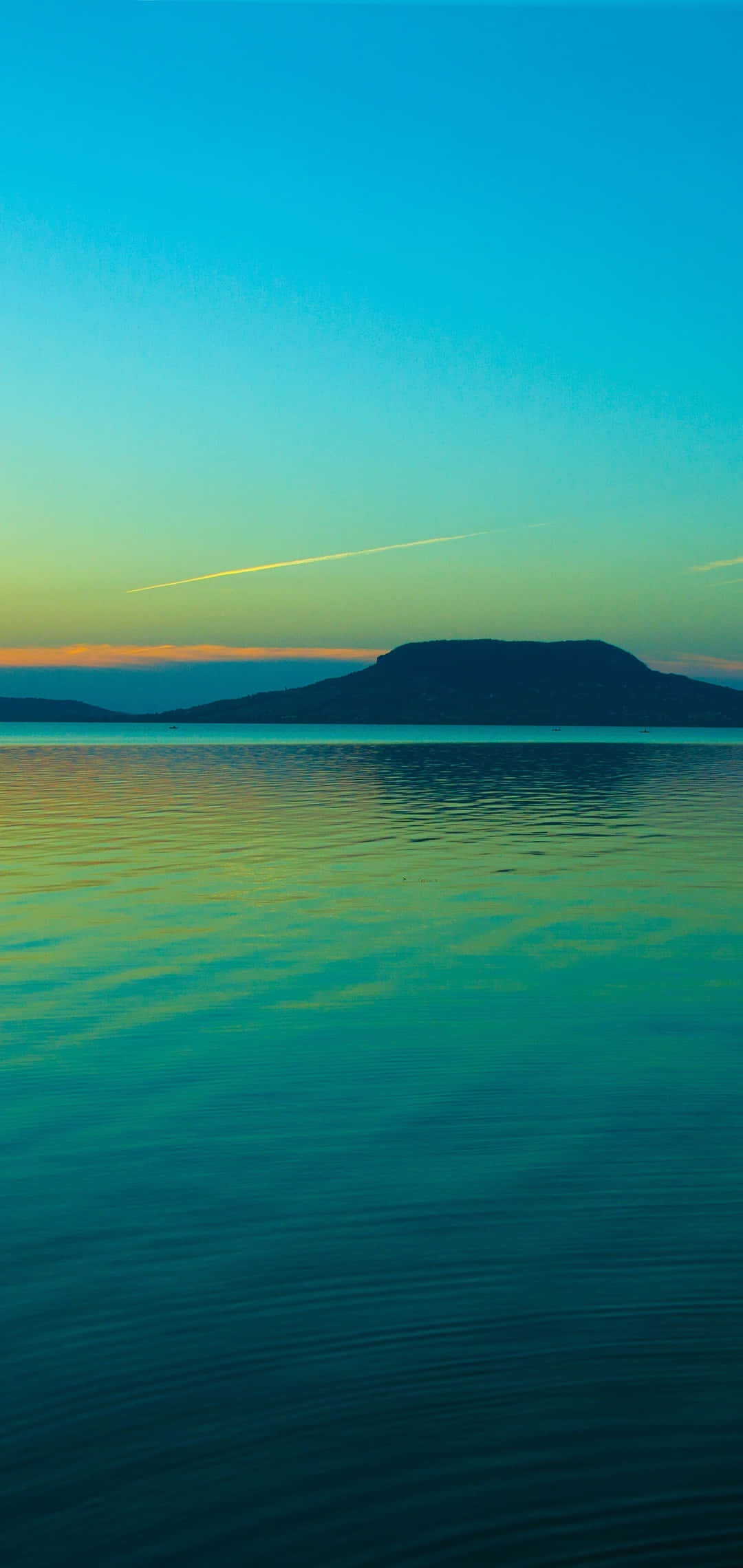 en mann ror en båt på en innsjø ved solnedgang Bakgrunner