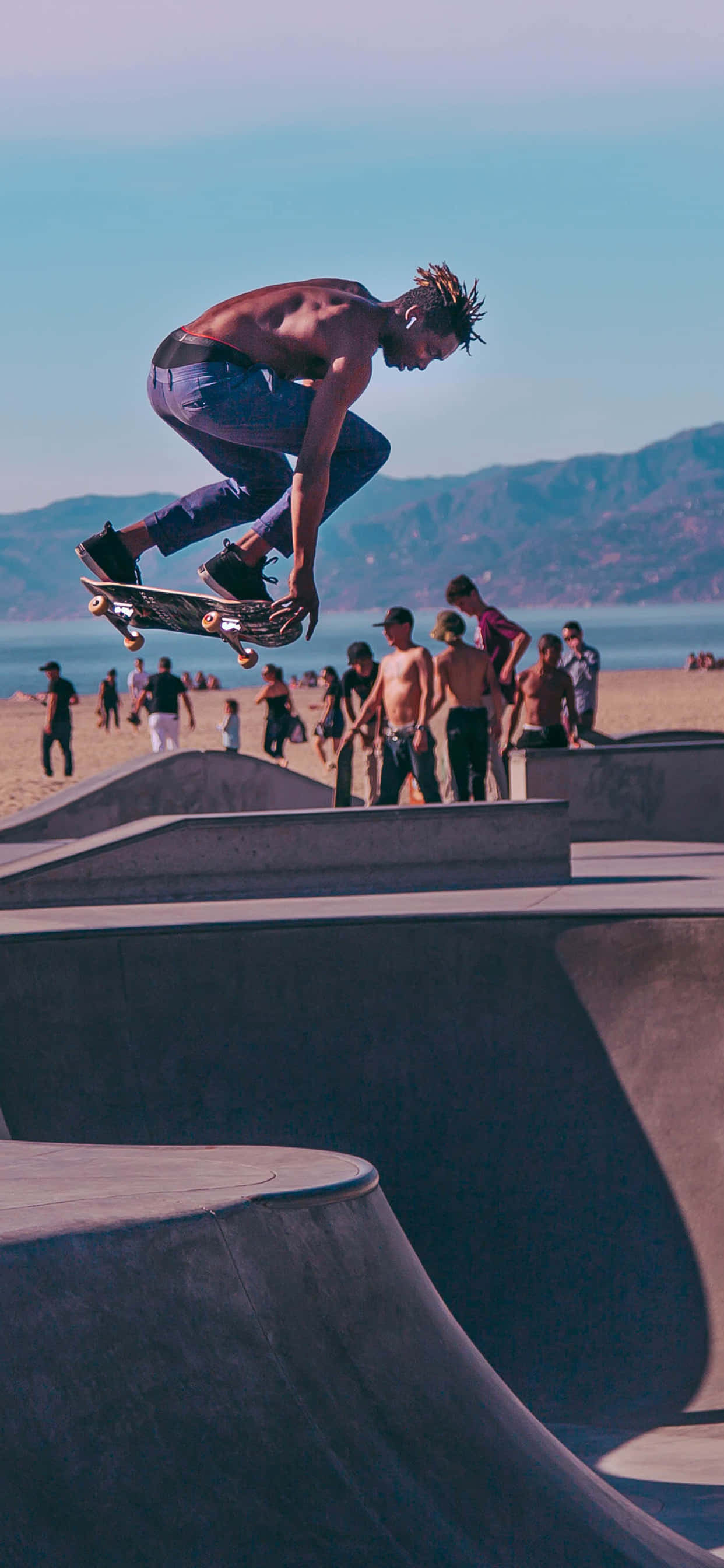 En mann som gjør et triks på et skateboard Bakgrunner