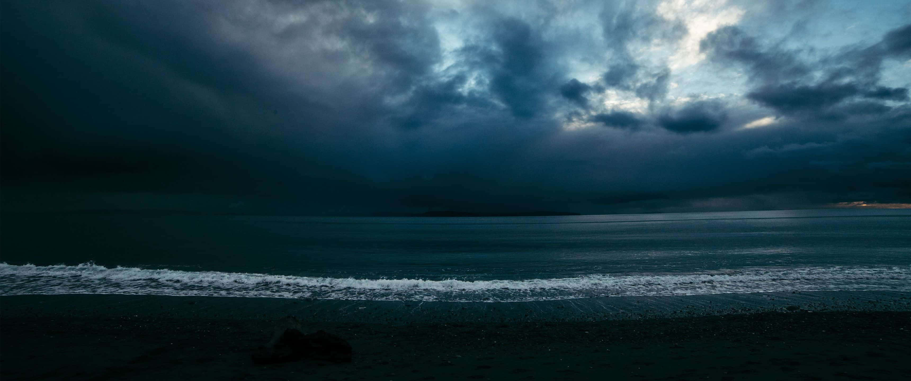 en mørk stormhimmel over havet Bakgrunner