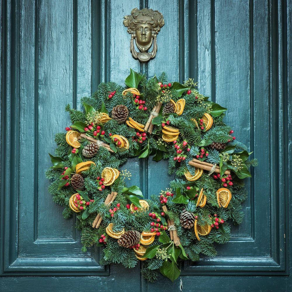 En nydelig julekrans pyntet med friske appelsinskiver Bakgrunner