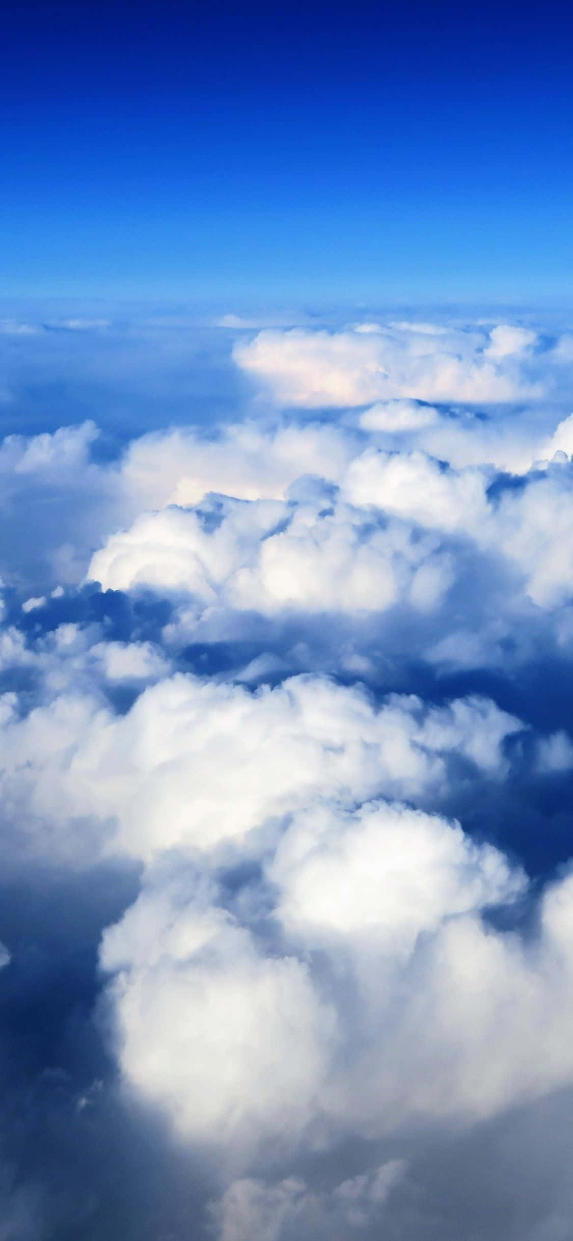 En perfekt blå himmel med vakre hvite skyer Bakgrunner
