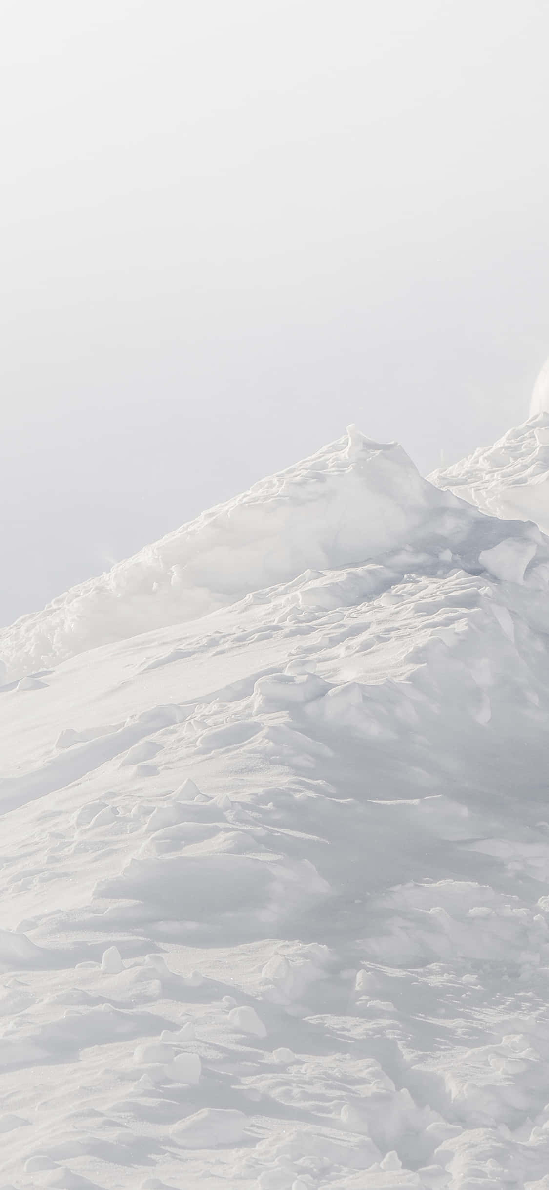en person står på ski ned en snødekt bakke Bakgrunner