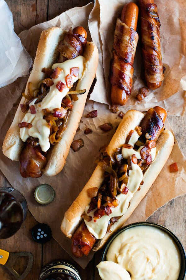 en pølse med sennep og løk Bakgrunner