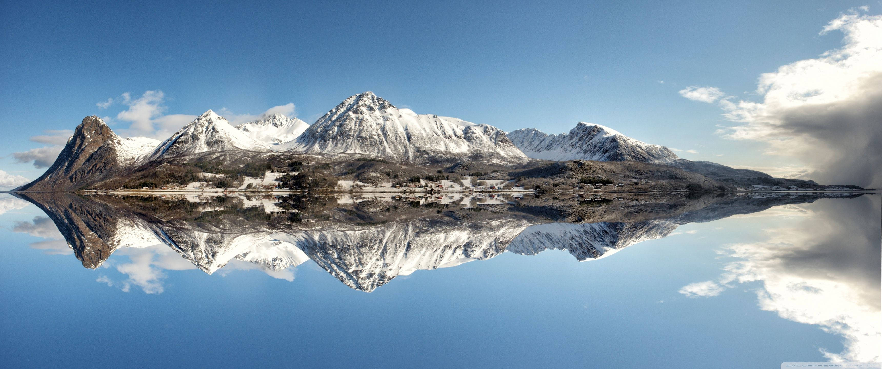 En praktfull refleksjon av snødekte fjell. Bakgrunner