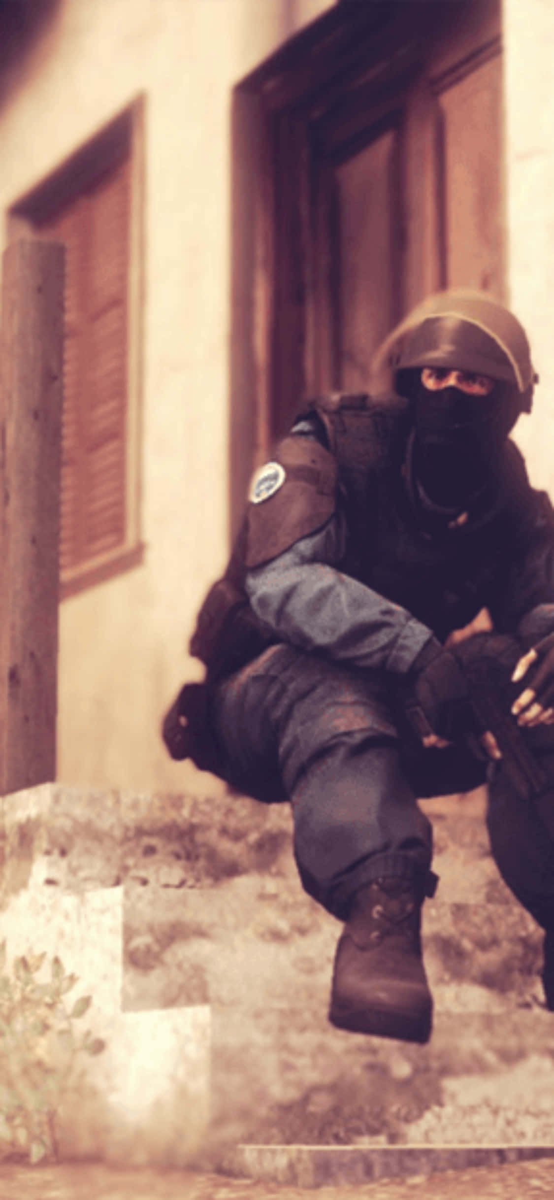 En profesjonell gamer konkurrerer i Counter-Strike: Global Offensive på en iPhone XS Bakgrunner