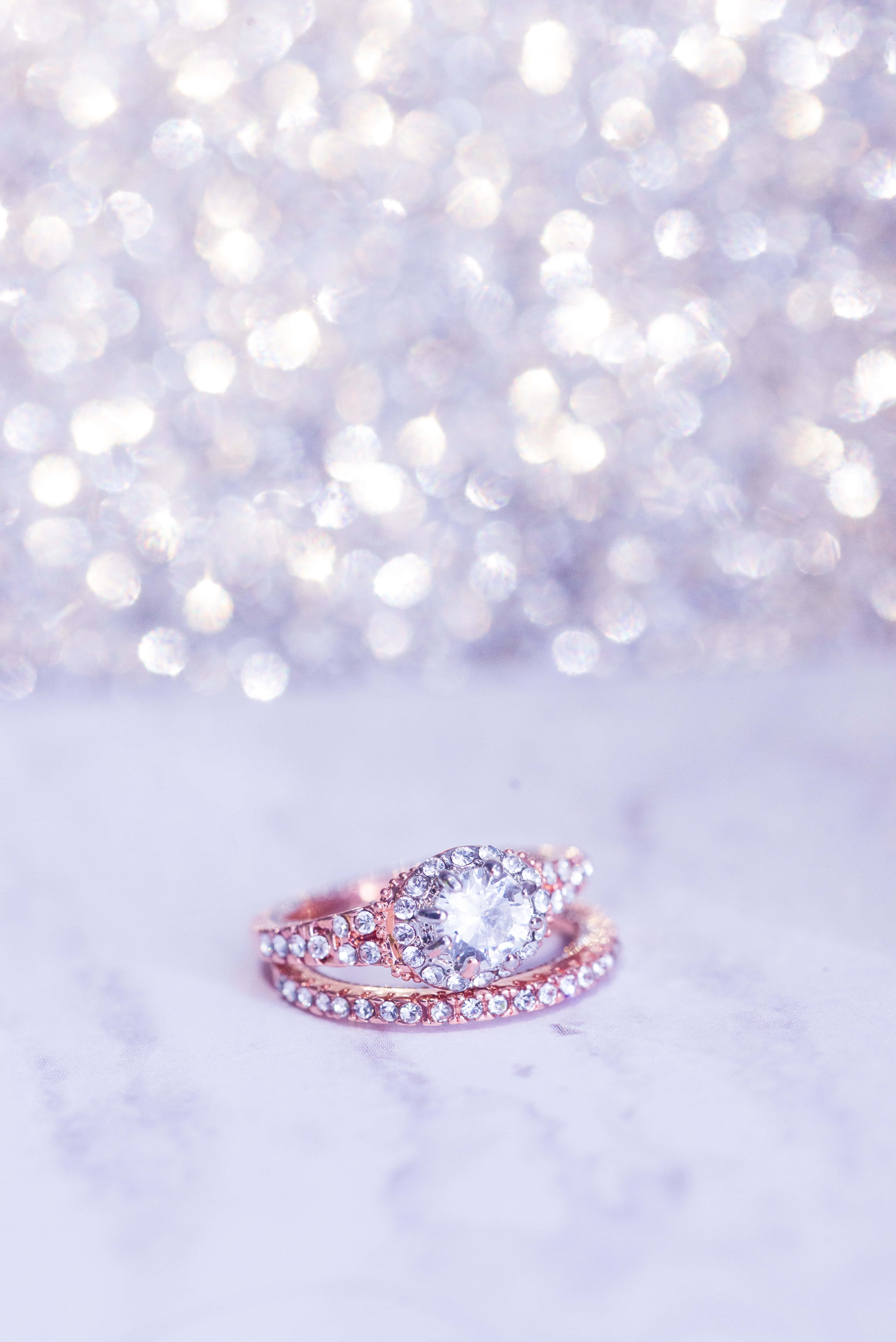 en roségull forlovelsesring med en diamant i midten Bakgrunner