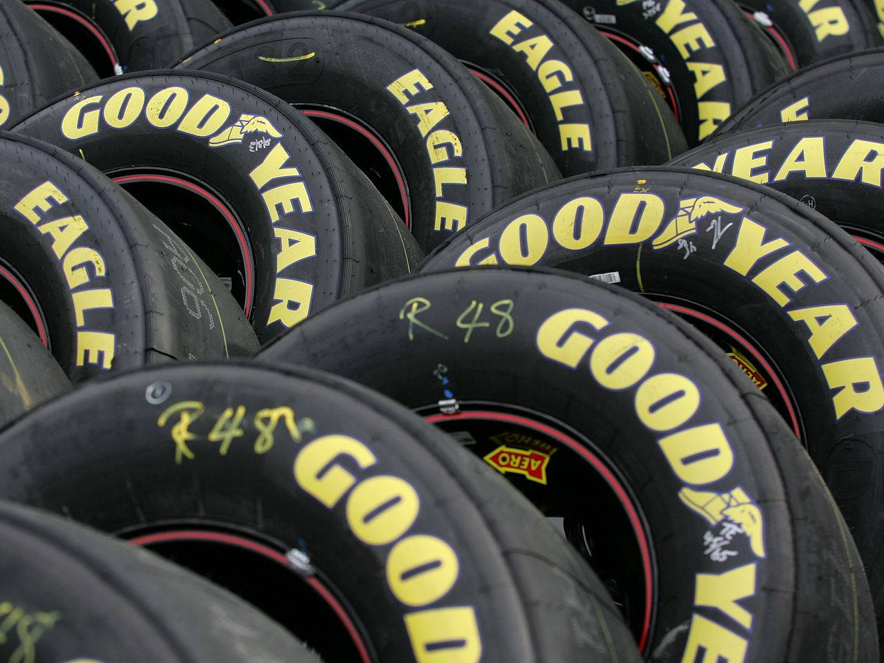 En Samling av Goodyear Svarte Dekk