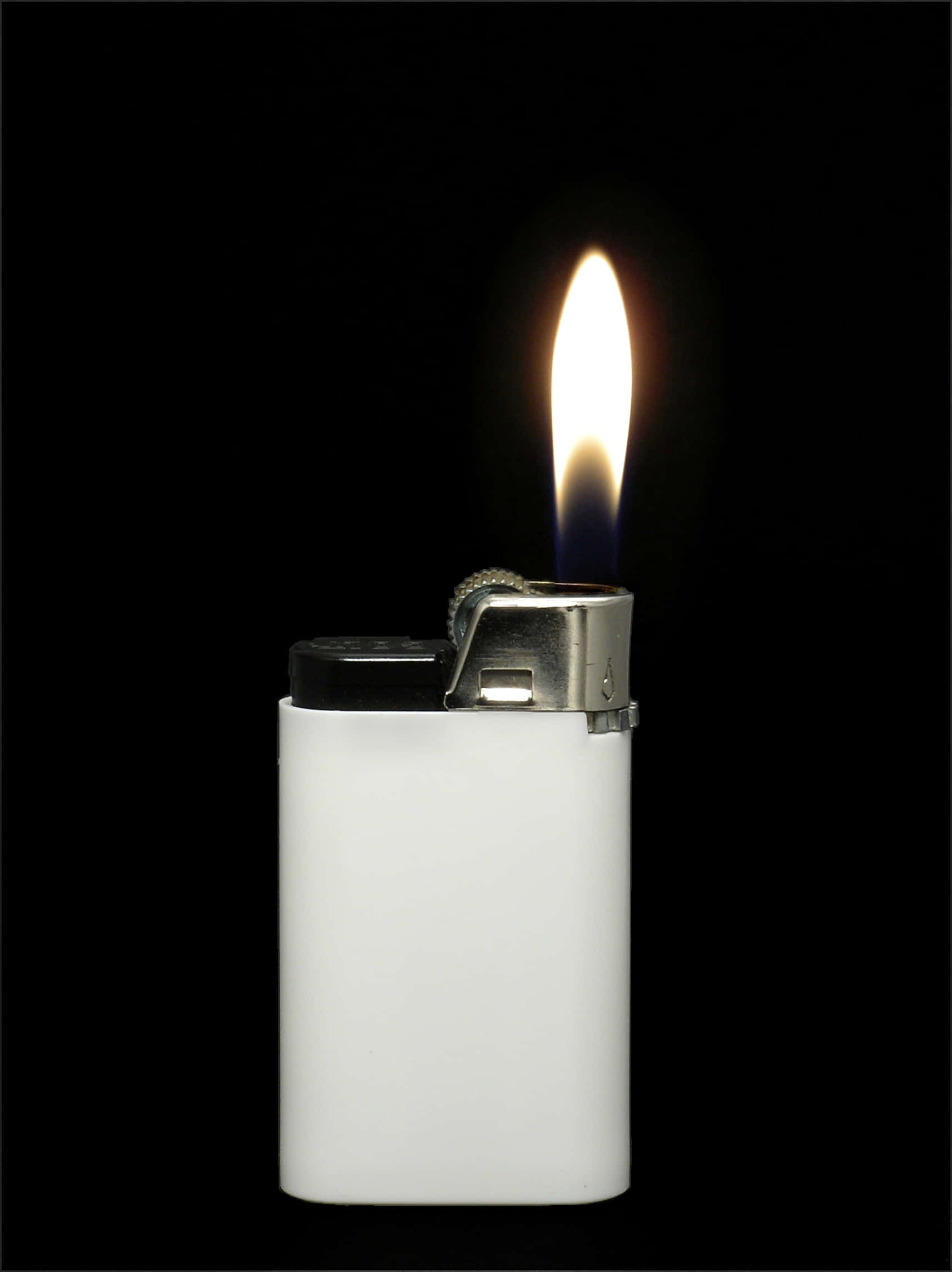 En skinnende lighter tenner flamme i mørket Bakgrunner