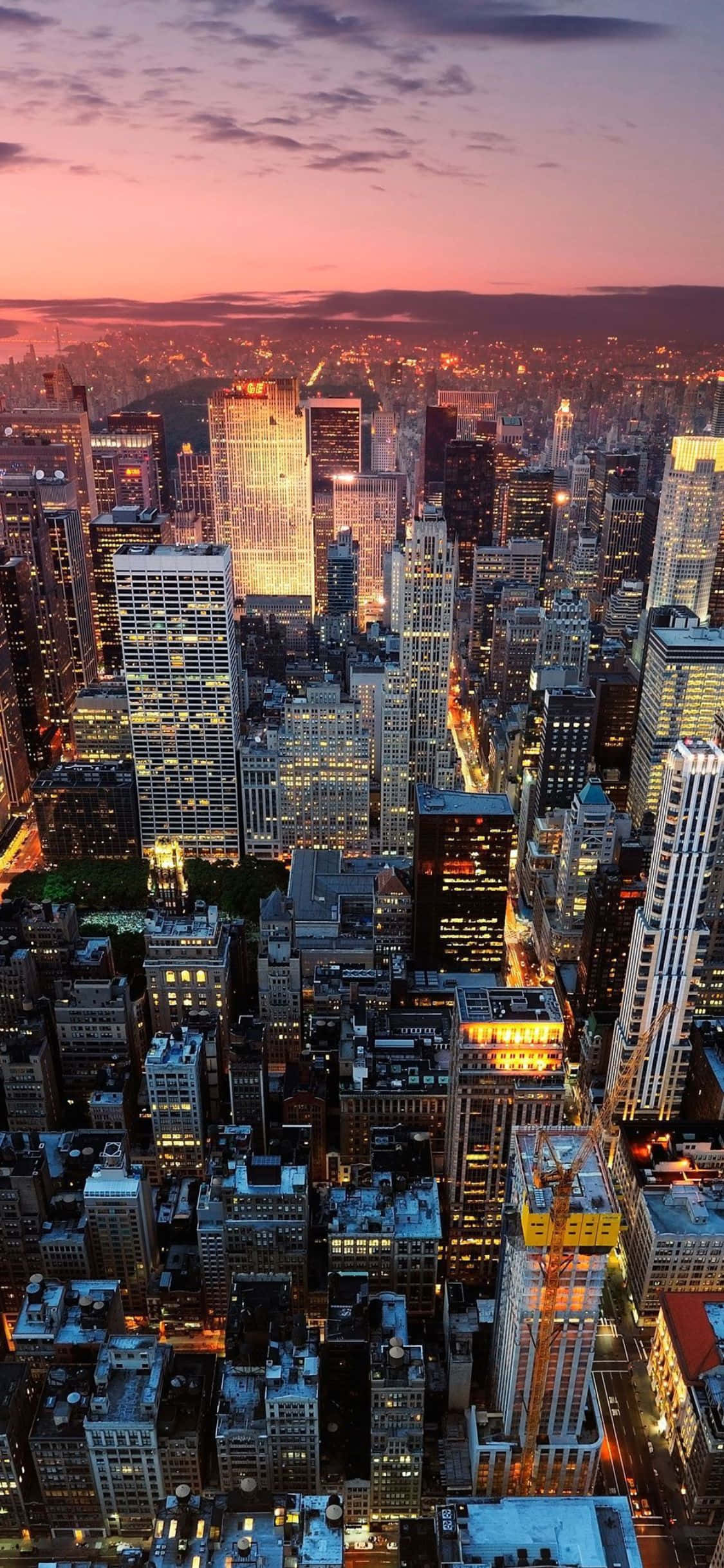 En skyet og tåkete horisontlinje over New York City sett gjennom en iPhone X Bakgrunner