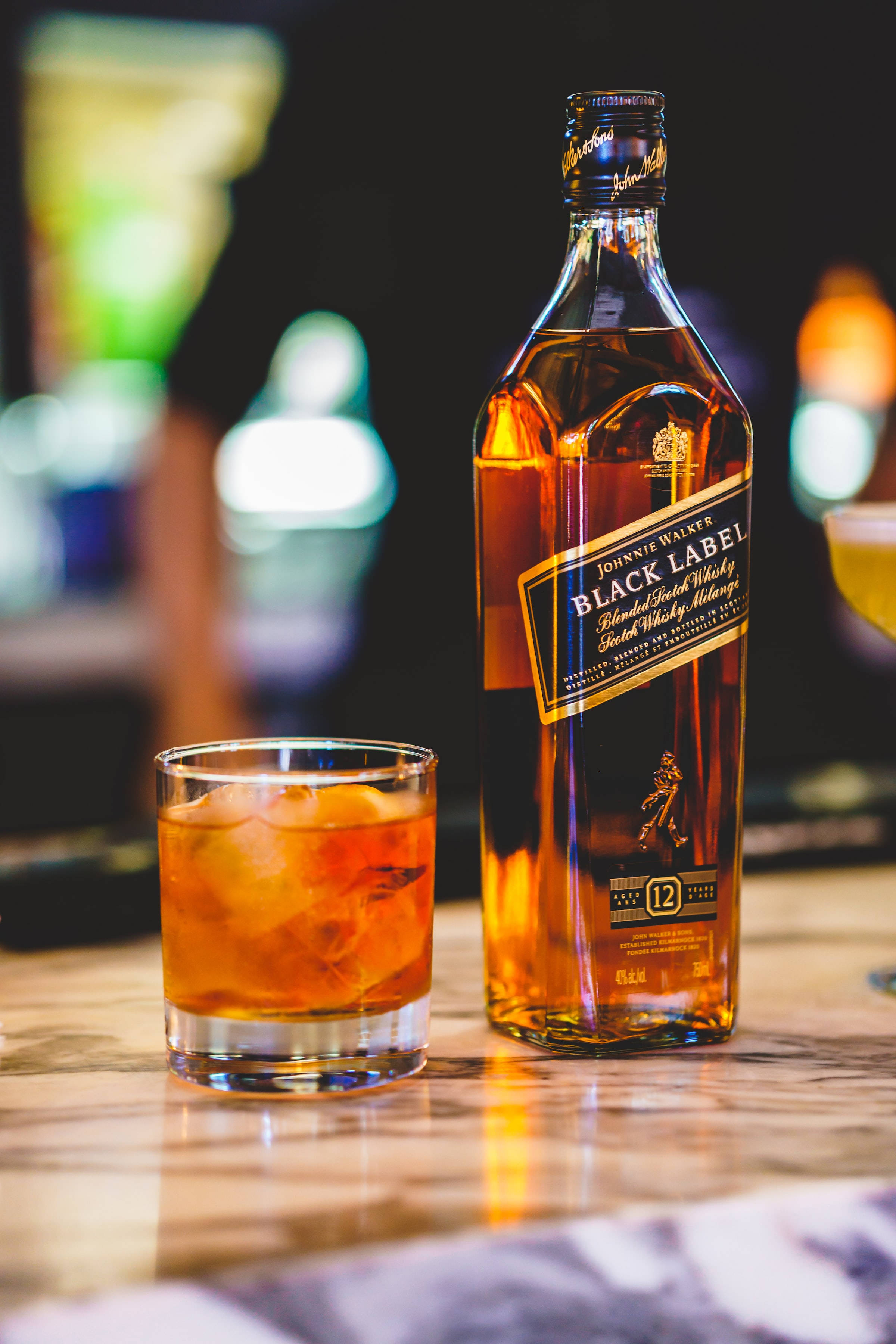 En Sofistikert Smak - Black Label Whiskyflaske og Glass Bakgrunner