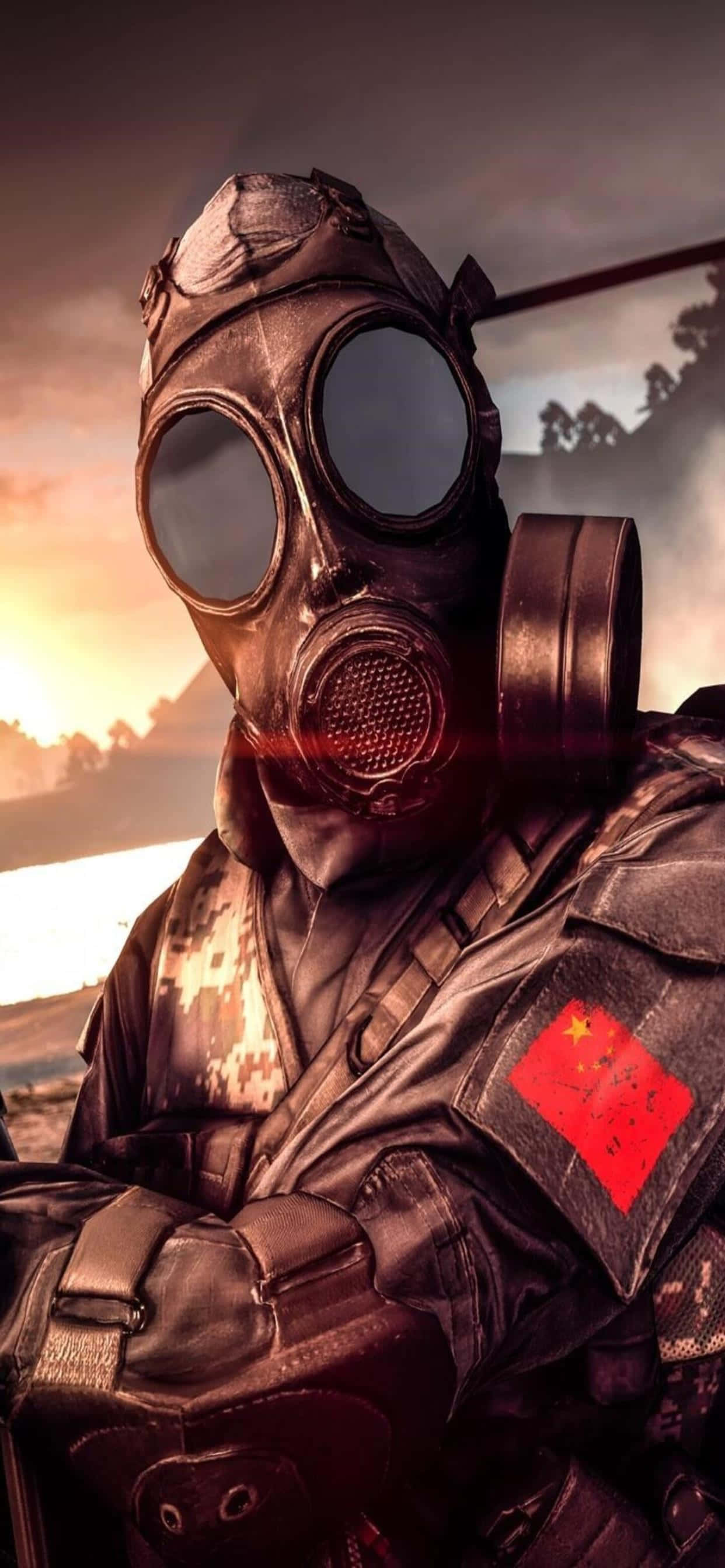 en soldat med gassmaske står foran et helikopter Bakgrunner
