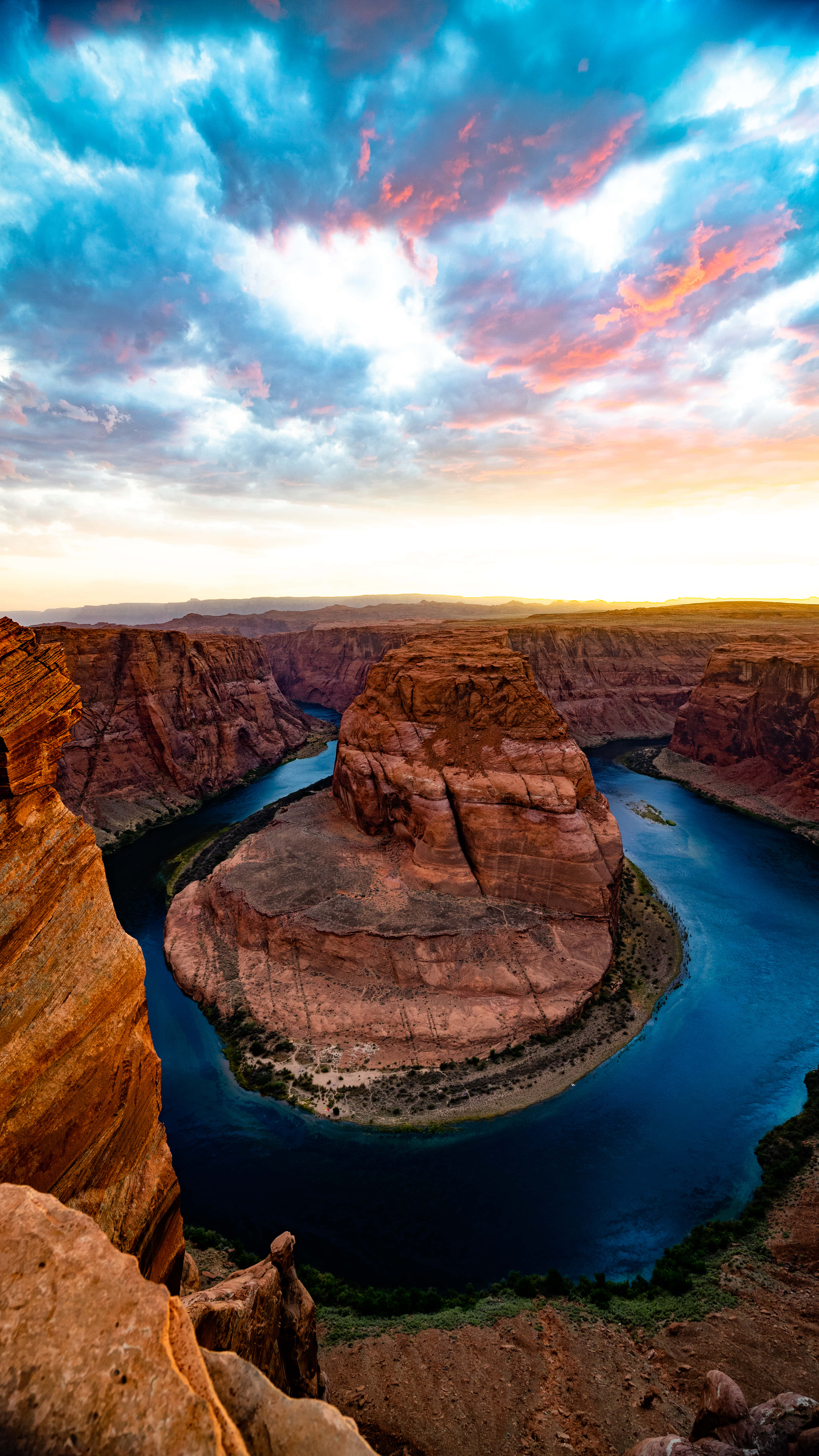 en solnedgang over elven i Horseshoe Canyon Bakgrunner