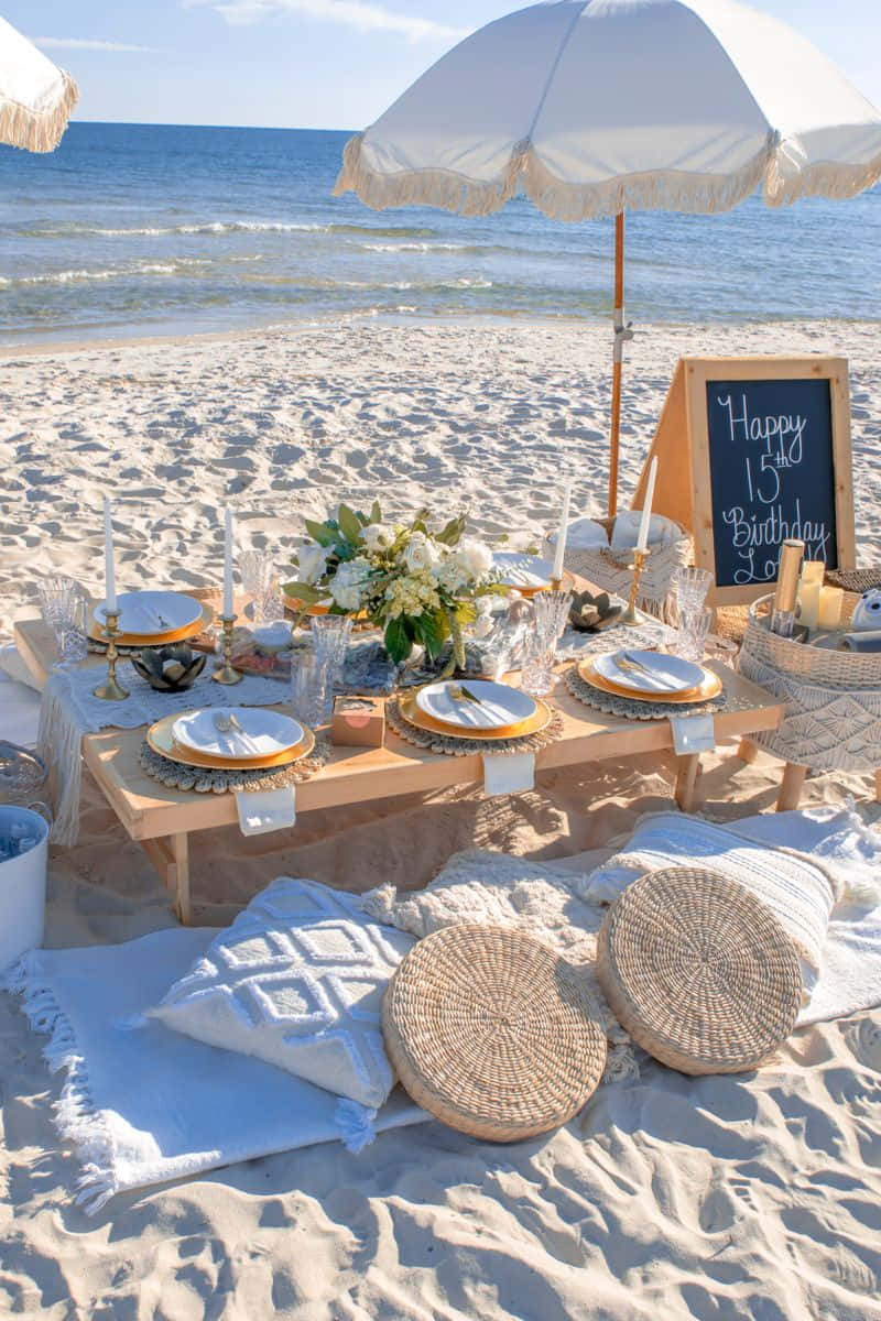 En strandfest med hvite duker og hvite paraplyer Bakgrunner