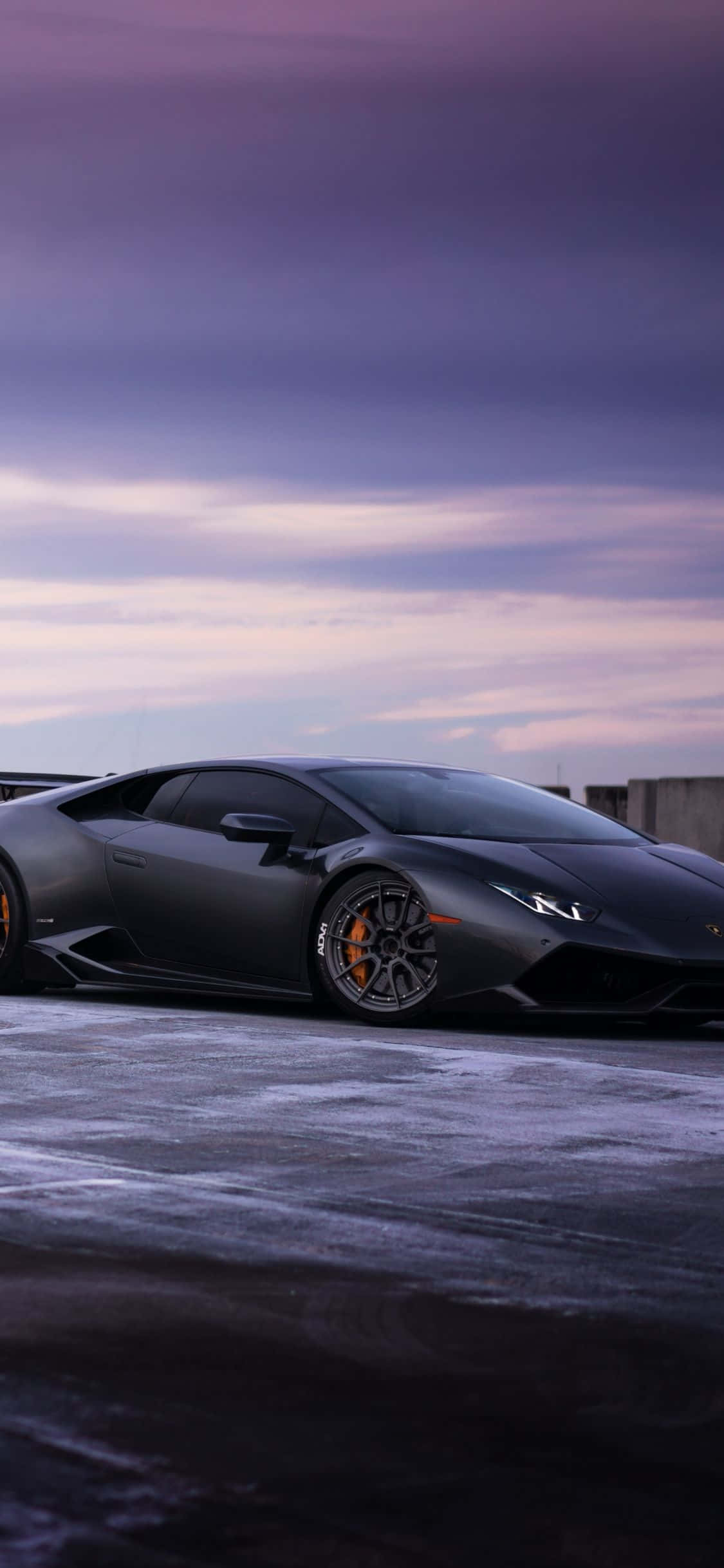 en svart lamborghini parkert på en snødekt vei Bakgrunner