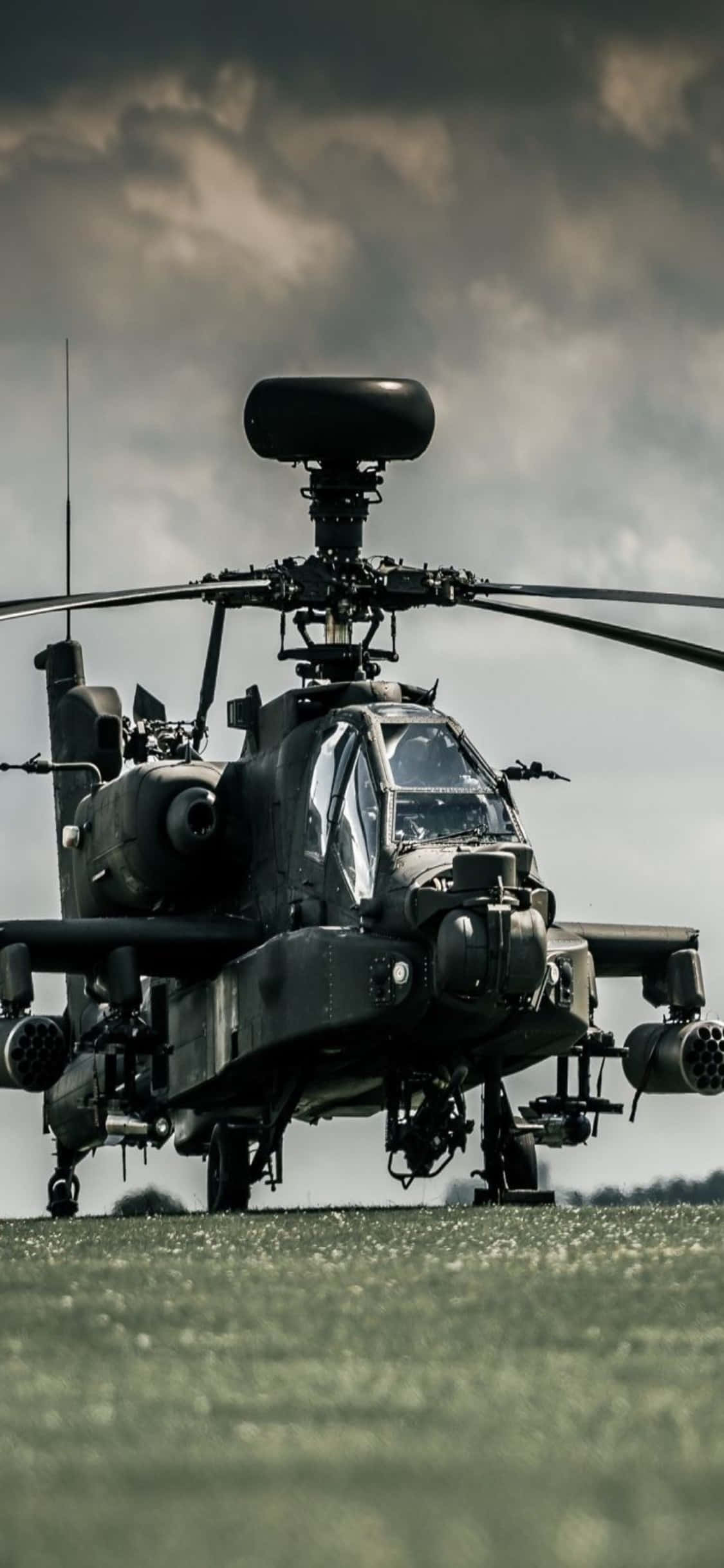 en svart militærhelikopter sitter på bakken Bakgrunner