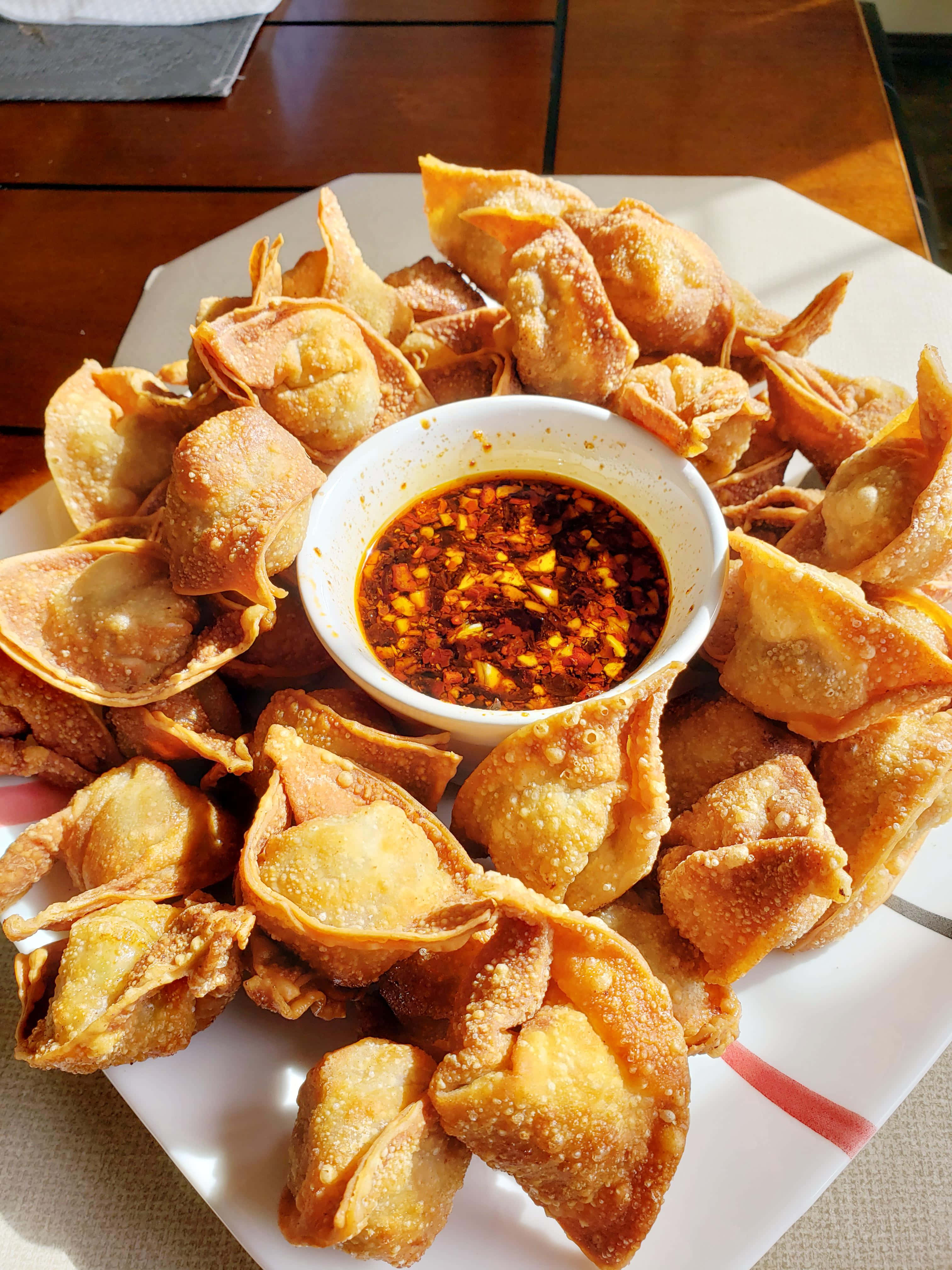 en tallerken med frityrstekte dumplings Bakgrunner