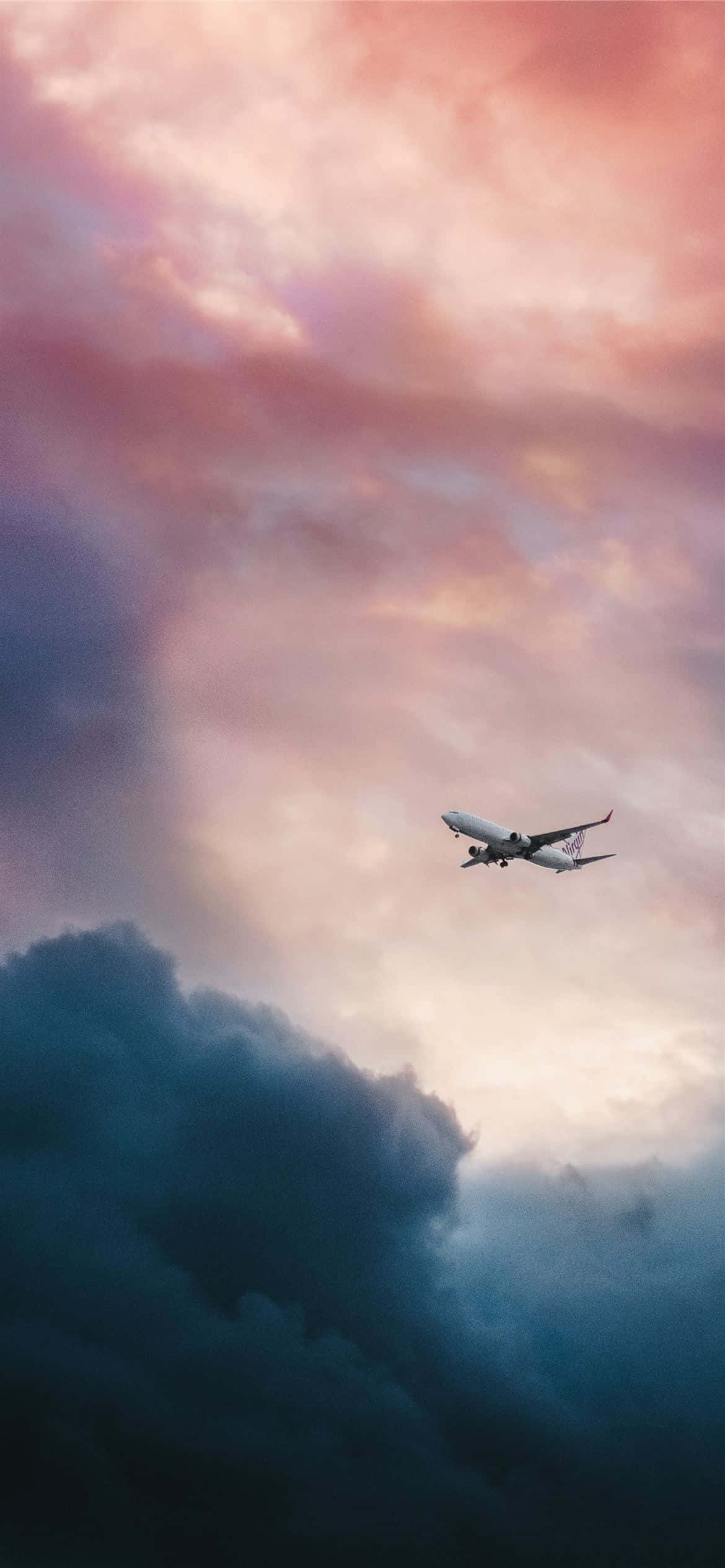 En vakker soloppgang over et kommersielt fly i flukt. Bakgrunner