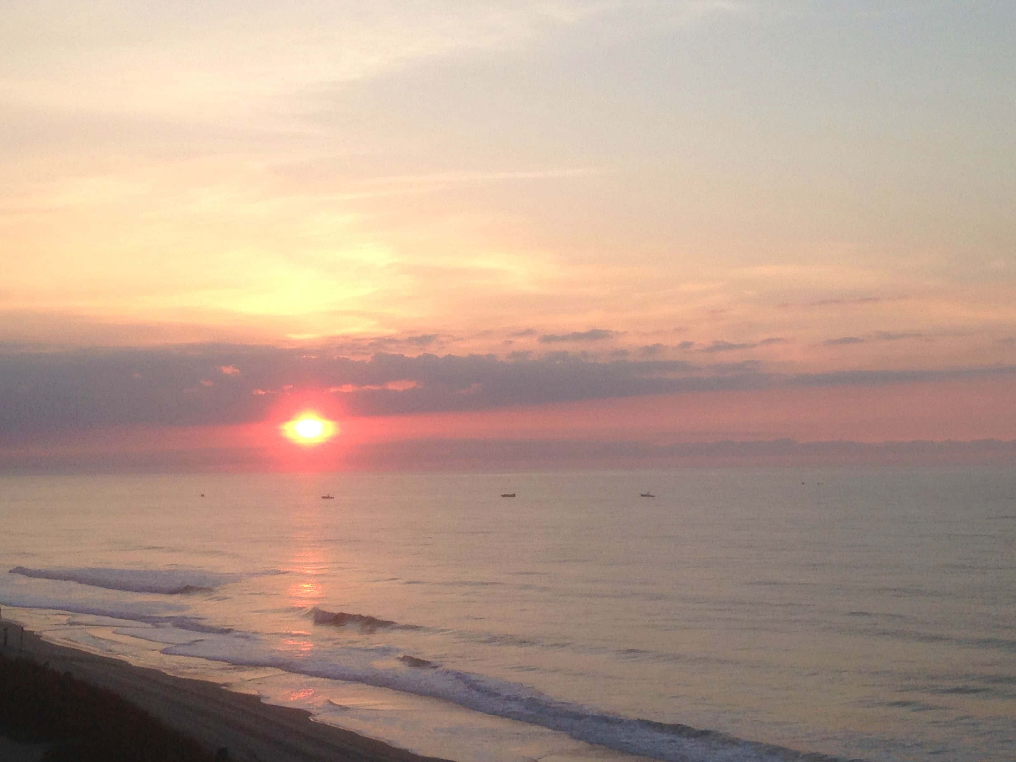 Enestående og vakker solnedgang ved stranden Bakgrunner