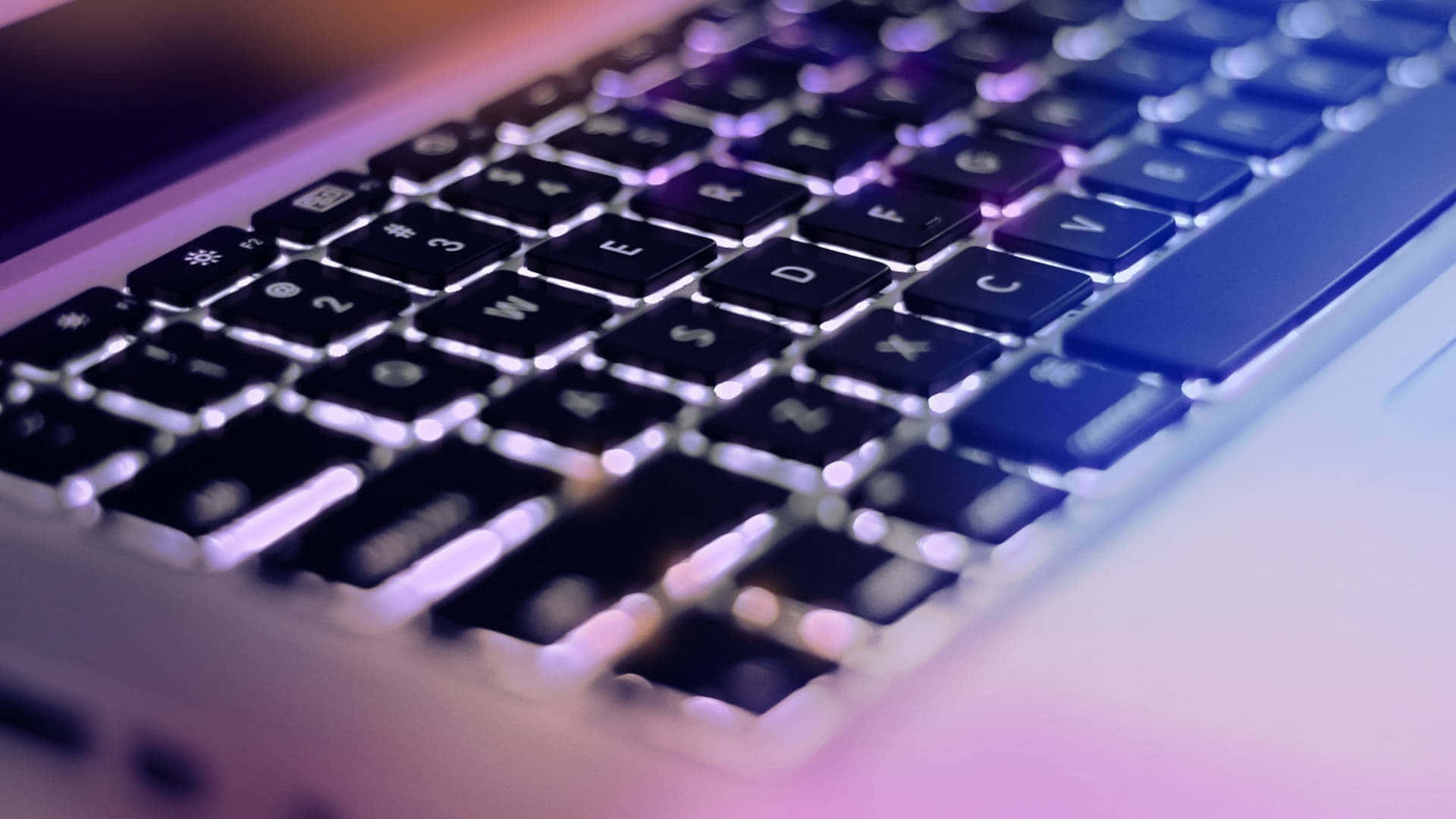 Estetisk MacBook ligger åpen, klar til bruk. Bakgrunner