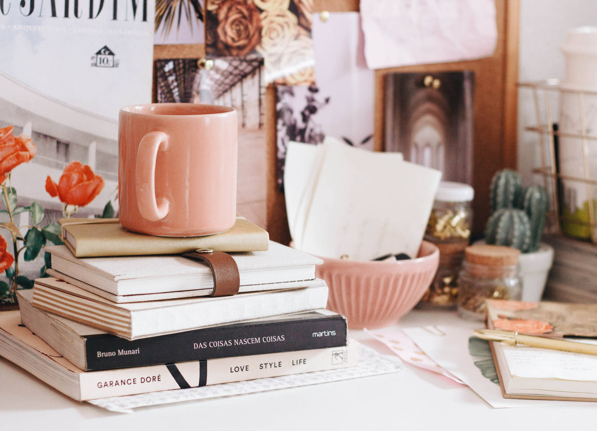 Estetisk Minimalistisk Rosa Skrivebord — Rosa estetisk GIF Bakgrunner