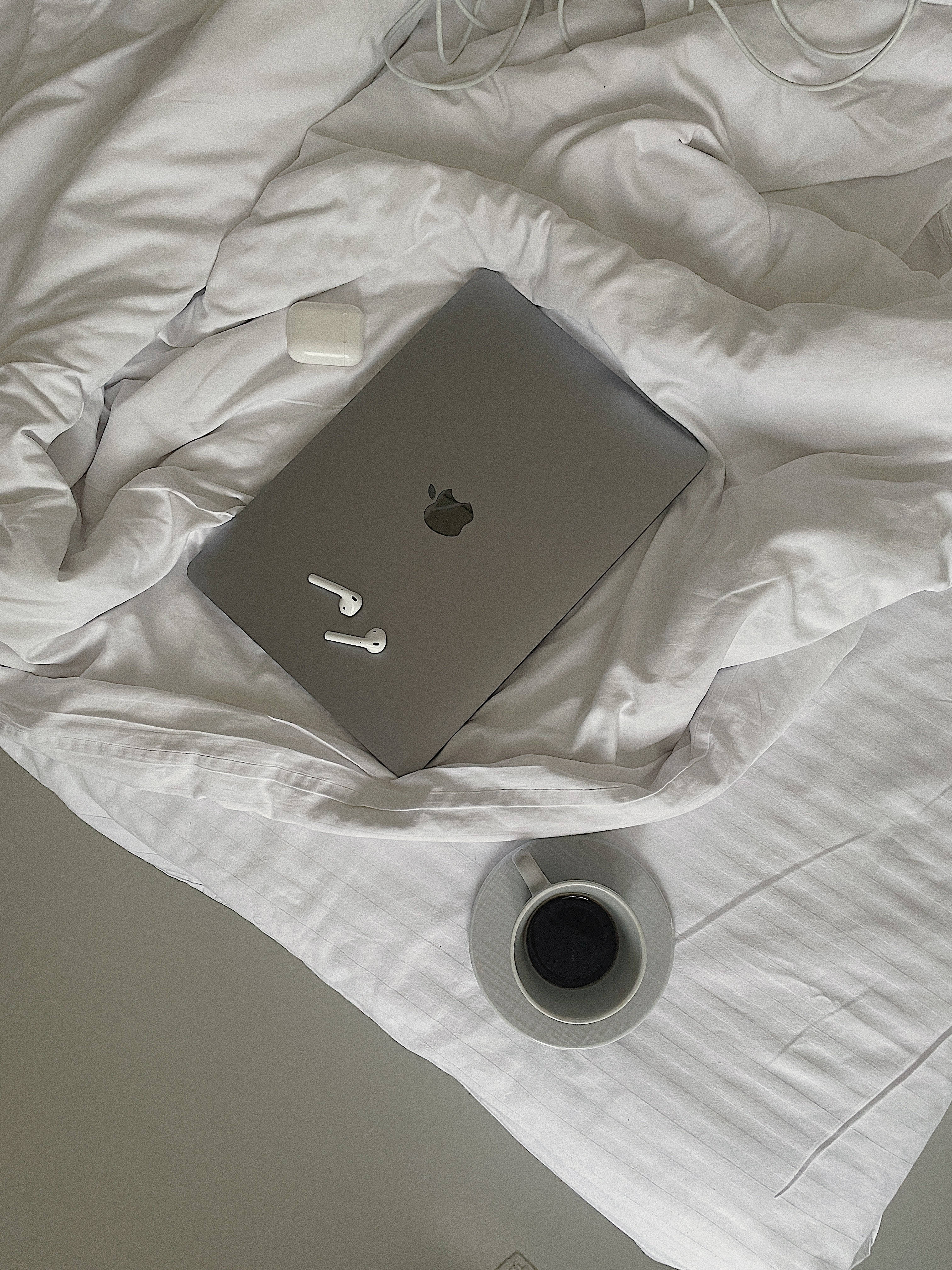 Estetisk sølv Mac og Airpods Bakgrunner