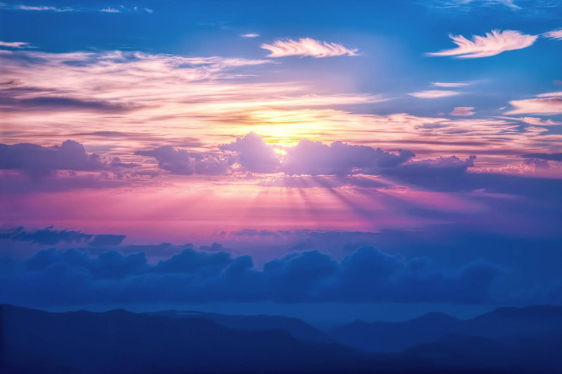 Estetiske skyer og rosa solnedgang Bakgrunner