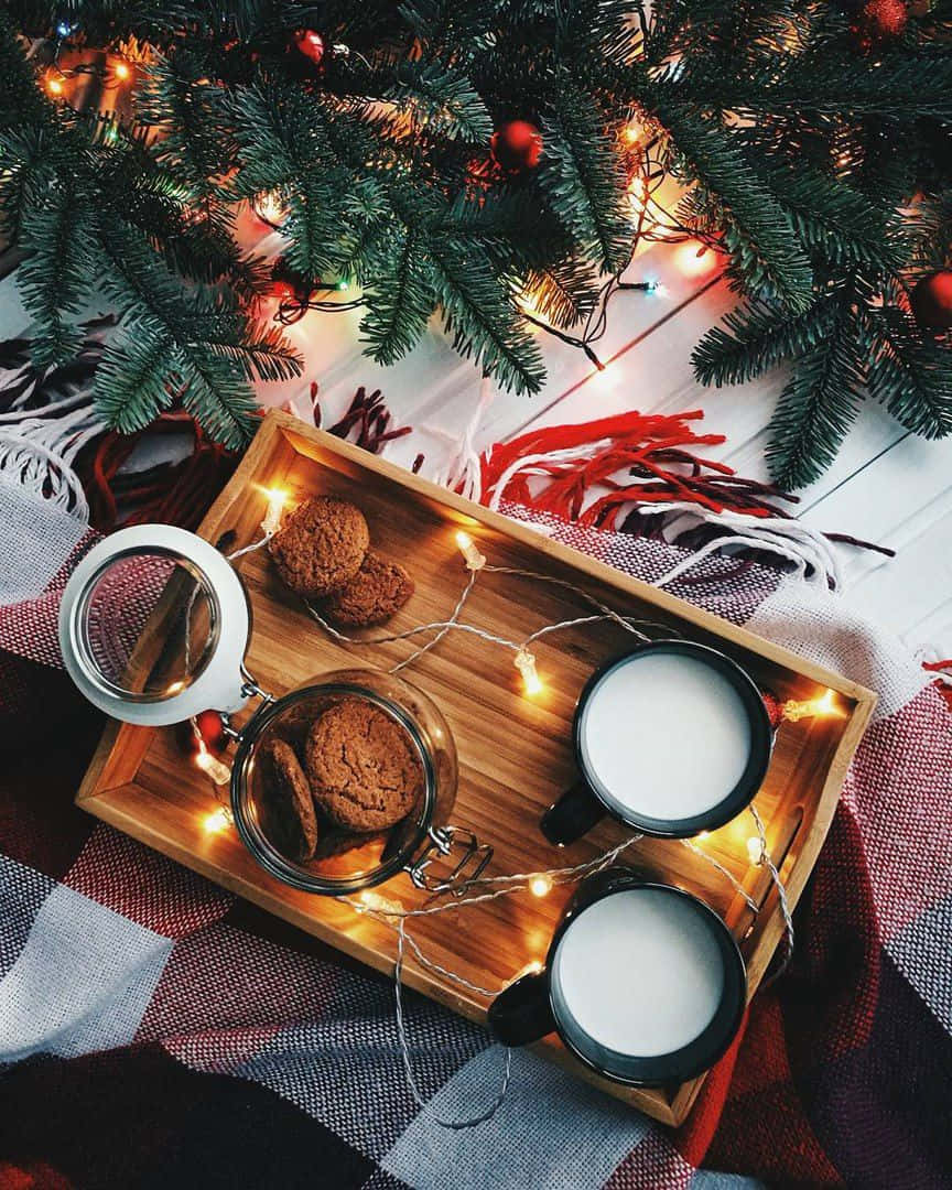 Et brett med småkaker og melk ved siden av et juletre Bakgrunner