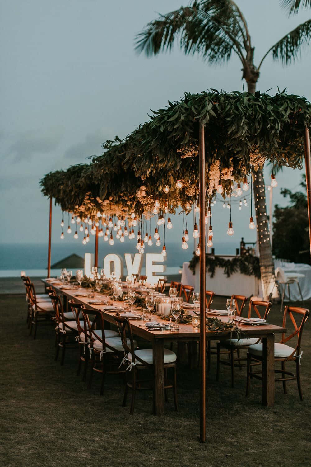 Et bryllupsmottakelse satt opp med et bord og stoler Bakgrunner