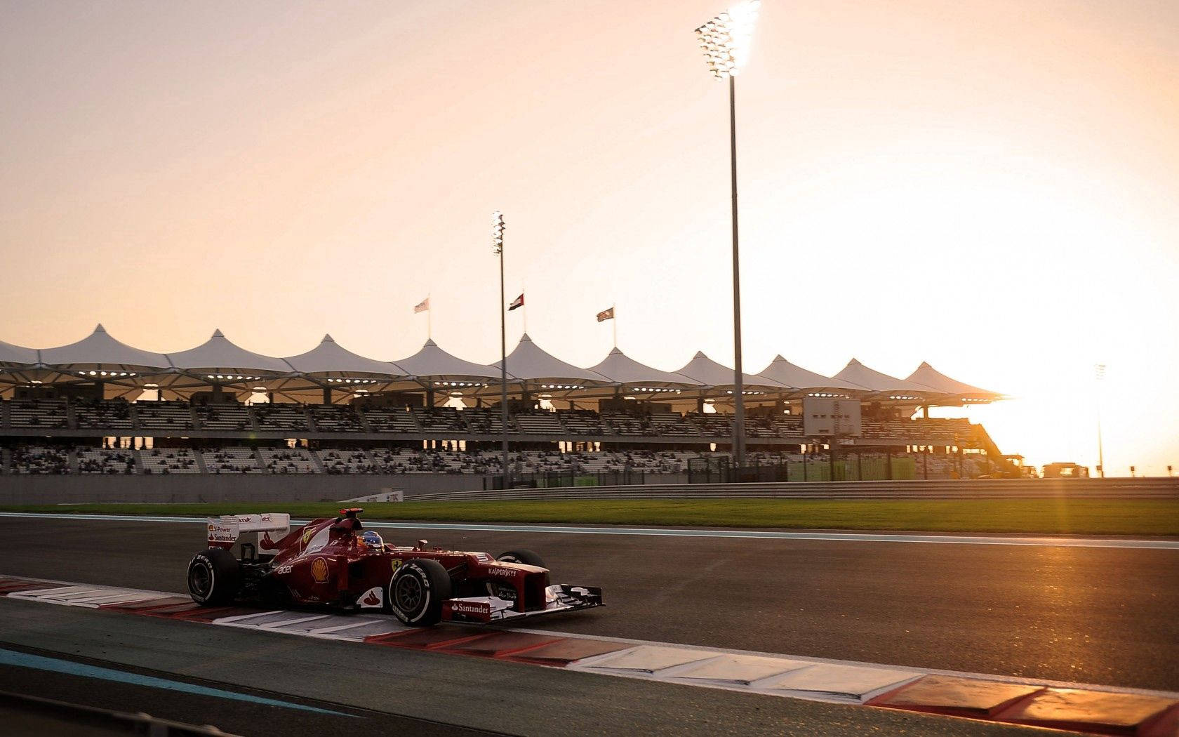 Et dynamisk bilde av en Ferrari Formel 1-bil på banen Bakgrunner