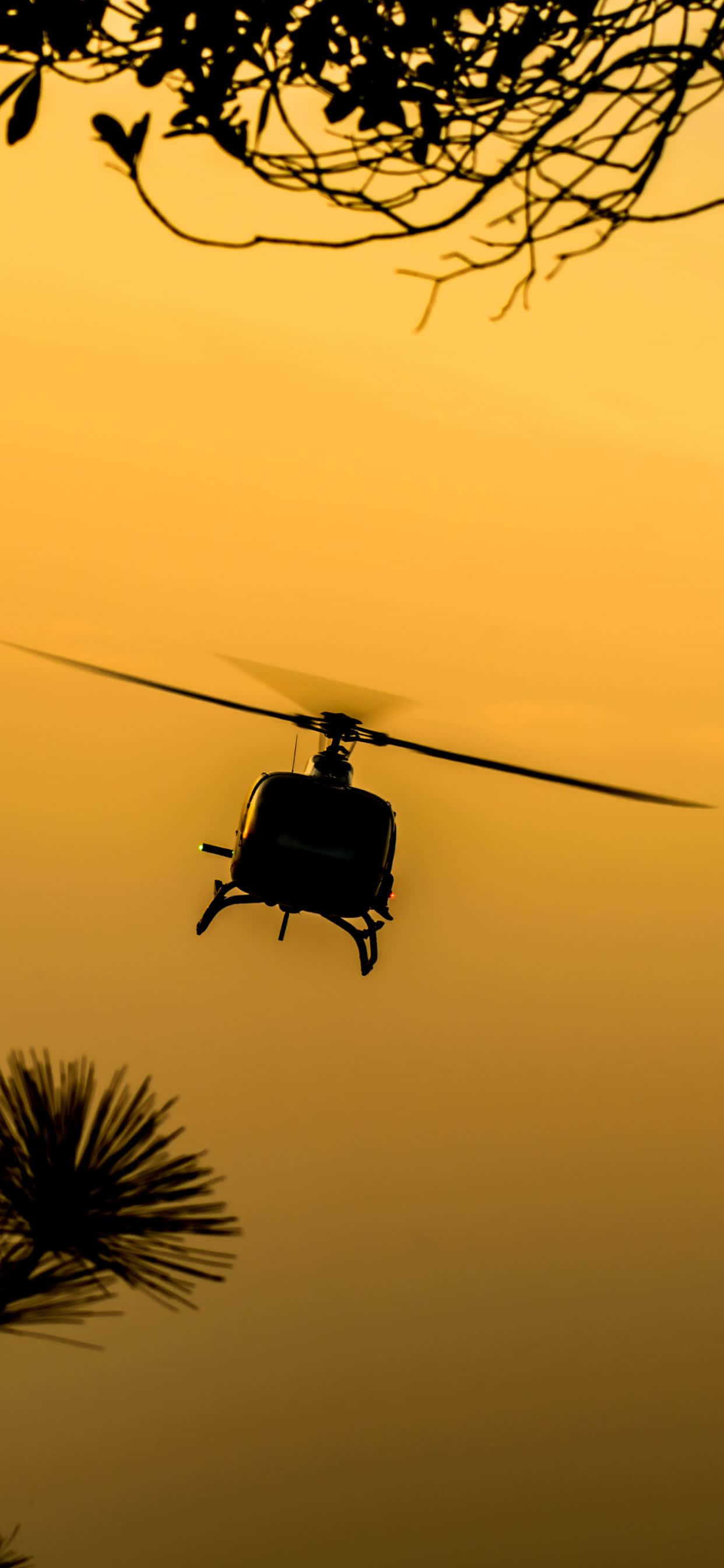 Et luftperspektiv av et elegant helikopter som bærer den nye iPhone Xs Max Bakgrunner