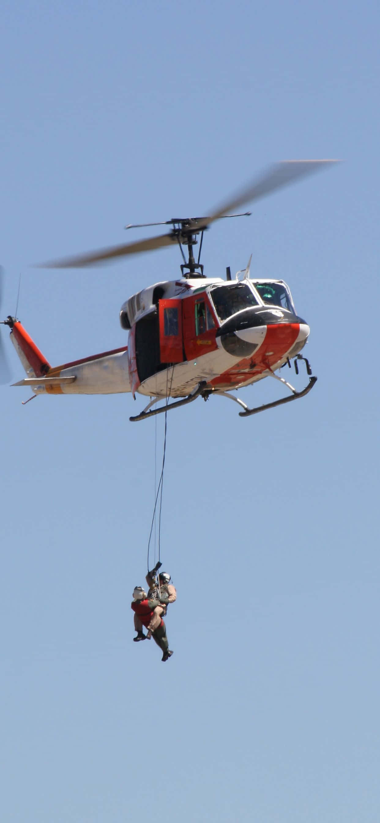 et helikopter flyr på himmelen Bakgrunner