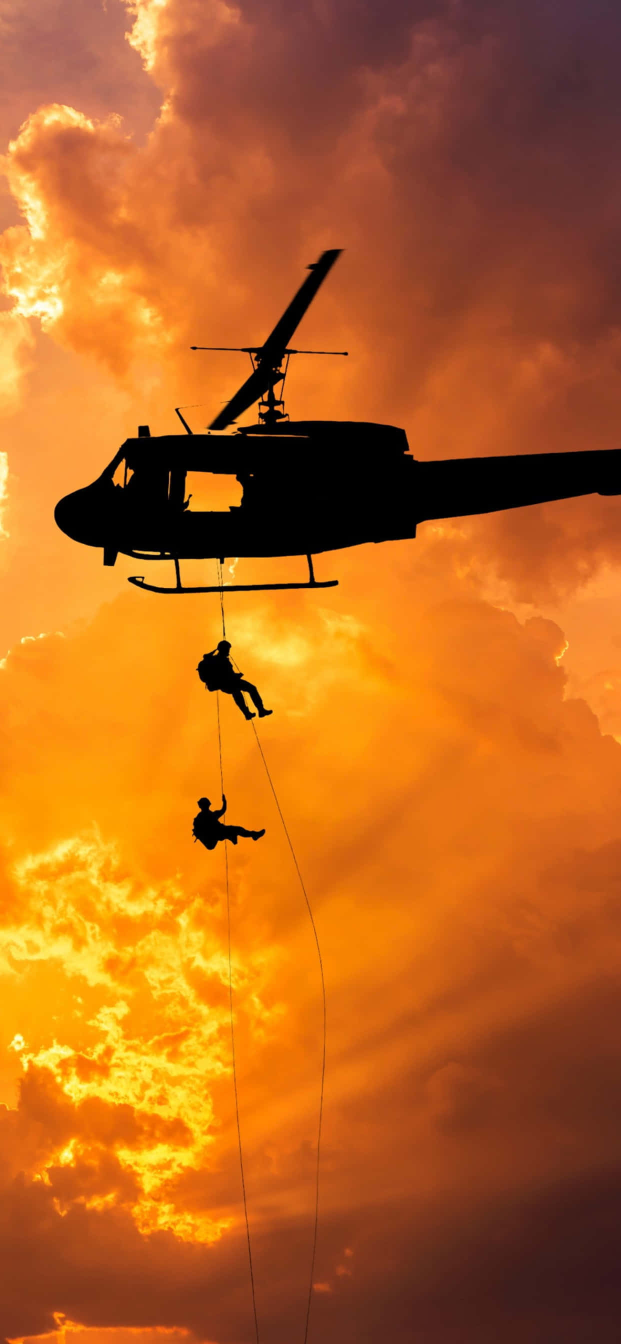 et helikopter flyr over en mann Bakgrunner