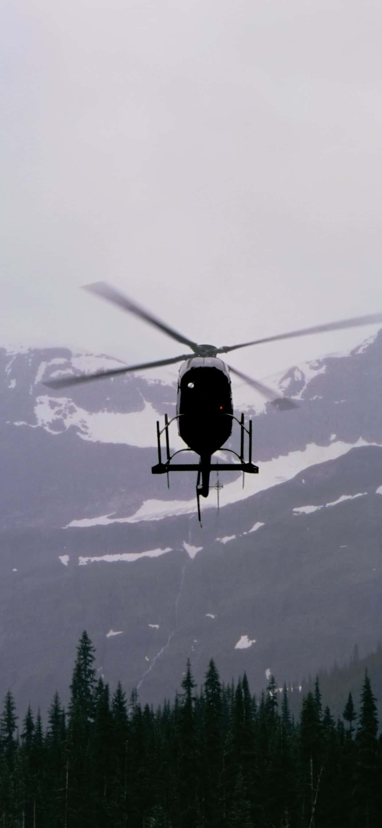 et helikopter som flyr over en fjellkjede Bakgrunner