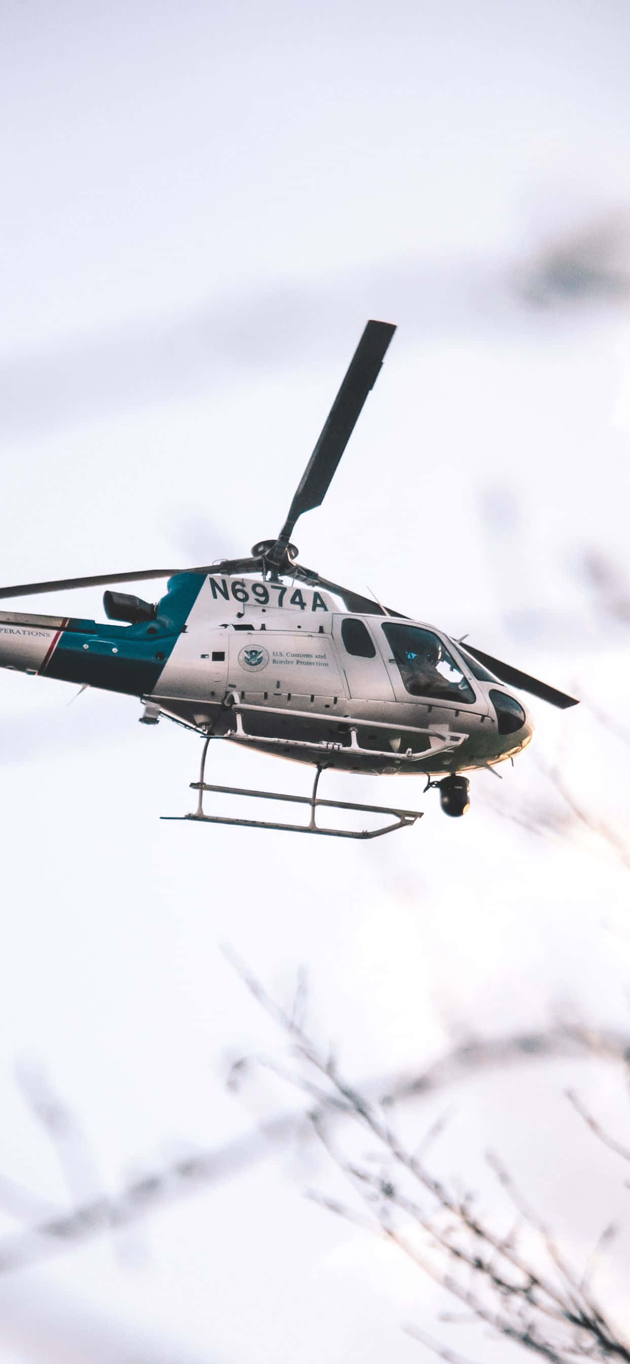 et helikopter som flyr gjennom himmelen Bakgrunner