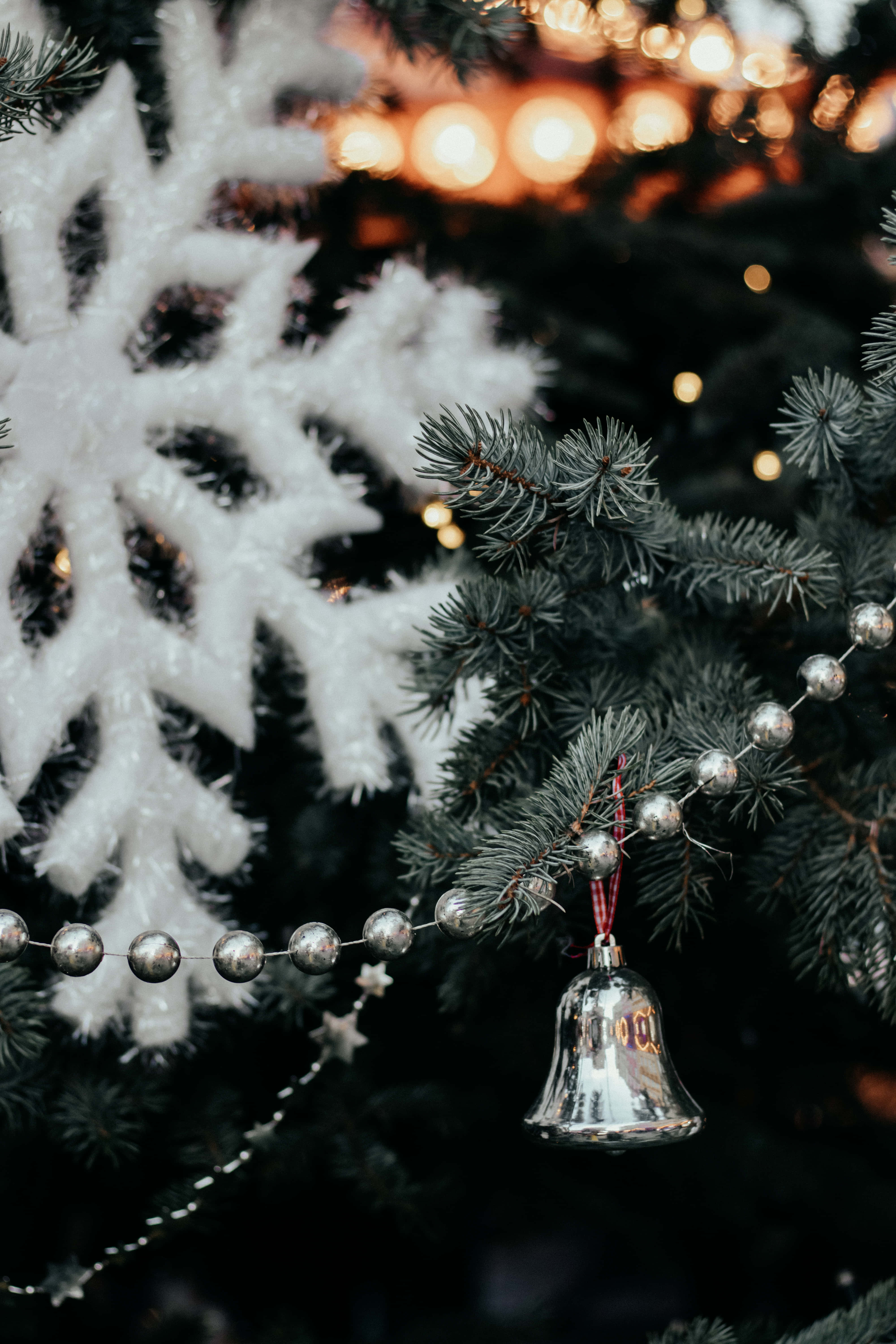 Et juletre med en bjelle og snøfnugg Bakgrunner