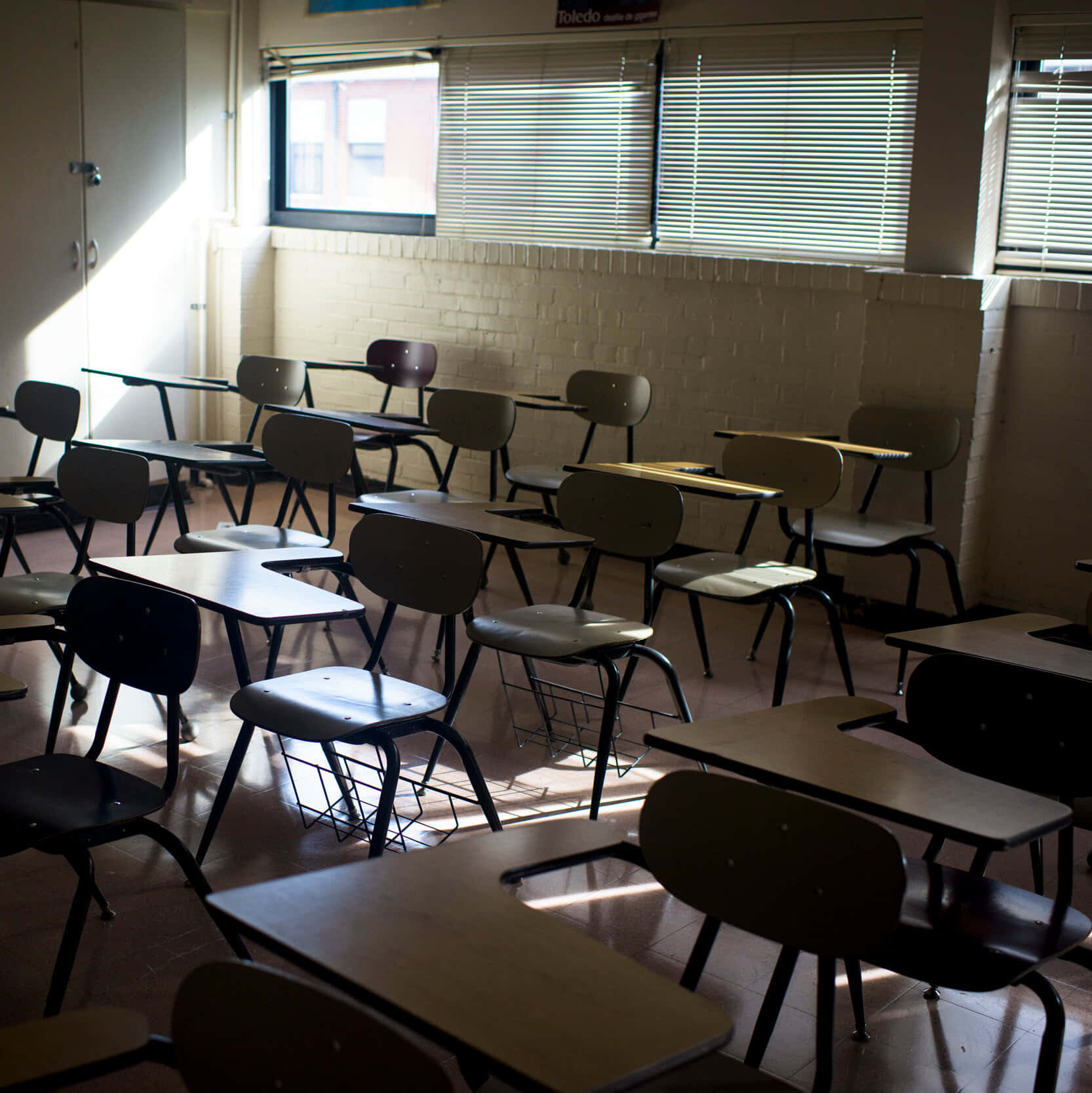 et klasserom med mange pulter Bakgrunner