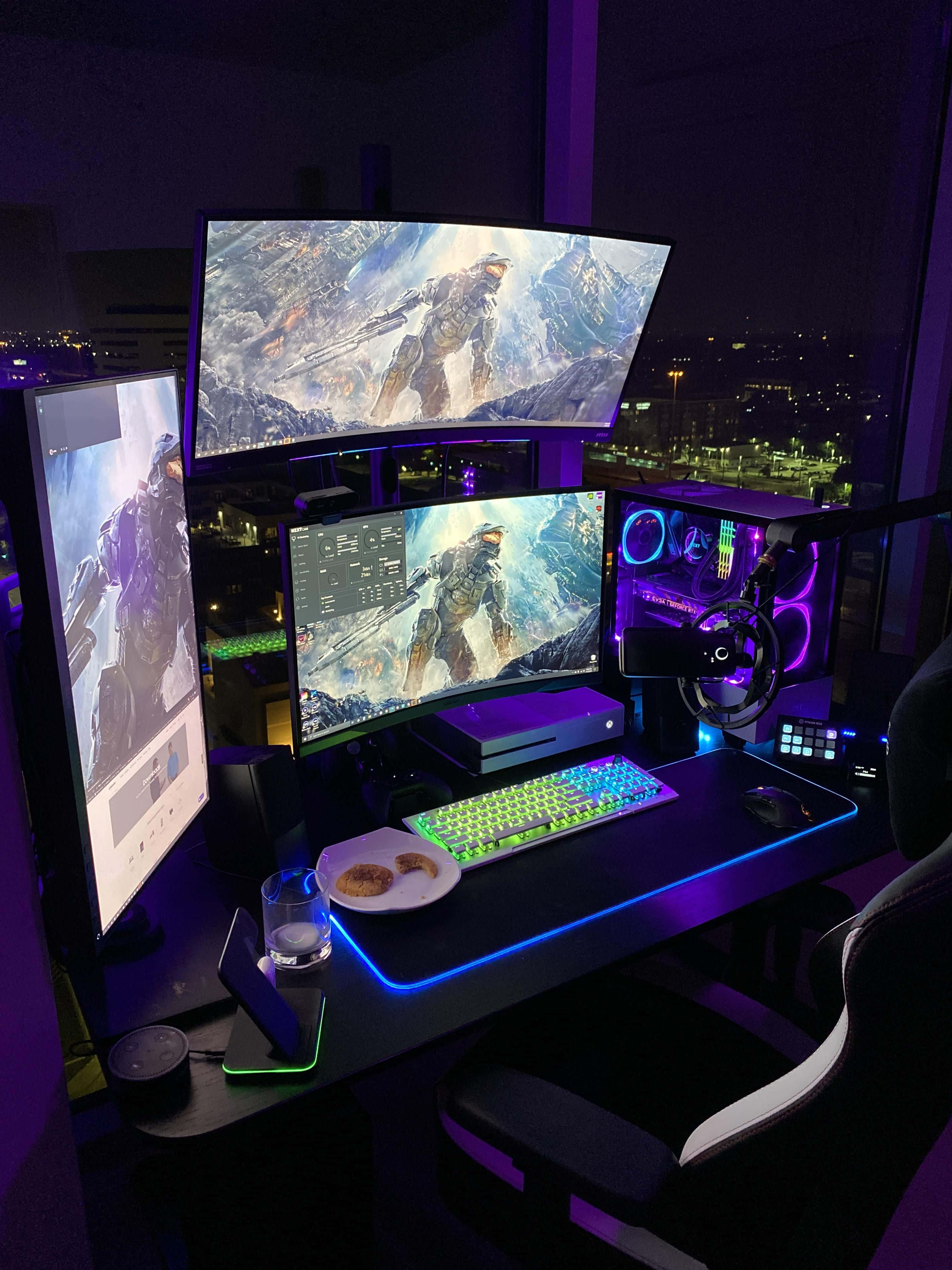 Et kraftig gaming-PC-oppsett med grafikkort og trippel skjermer. Bakgrunner