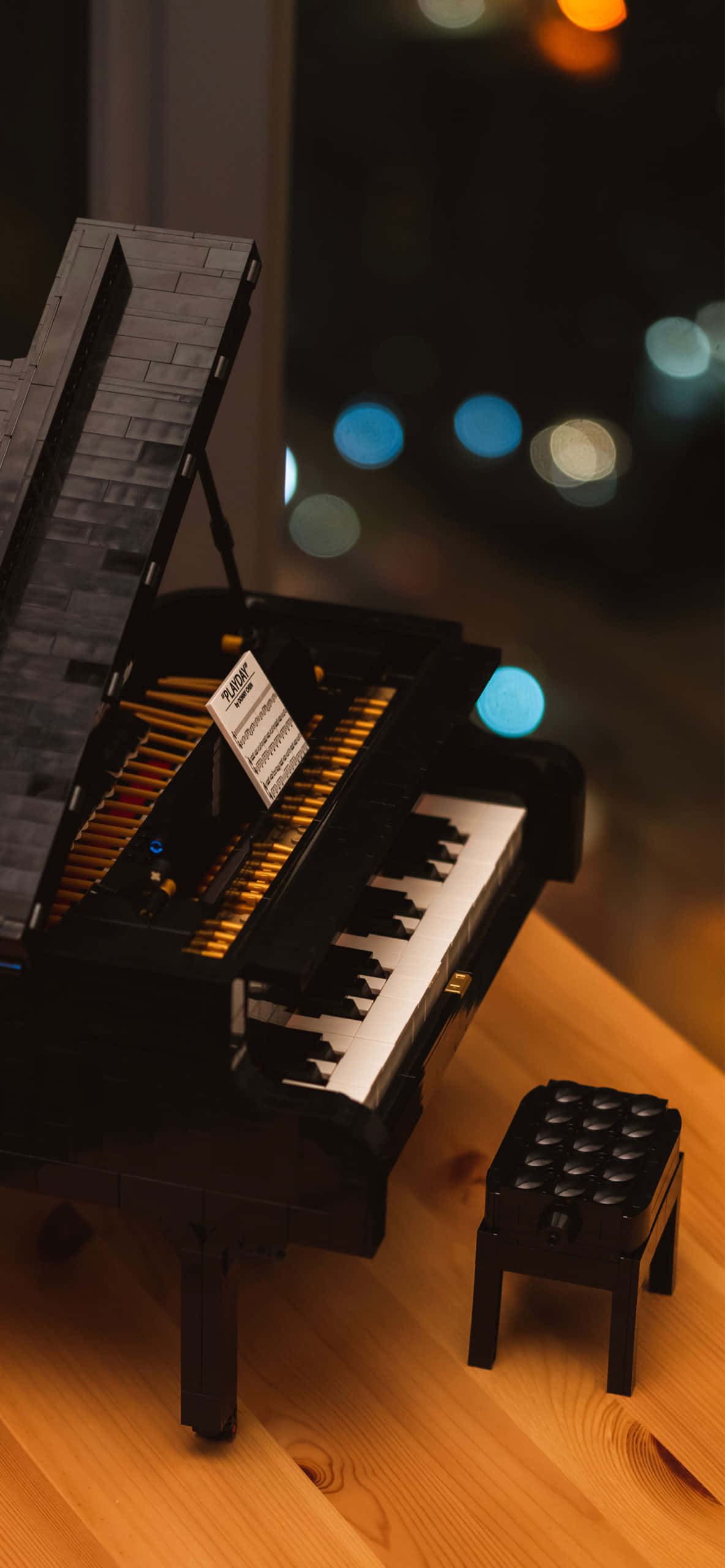 et lego-piano som står på et bord med en krakk Bakgrunner