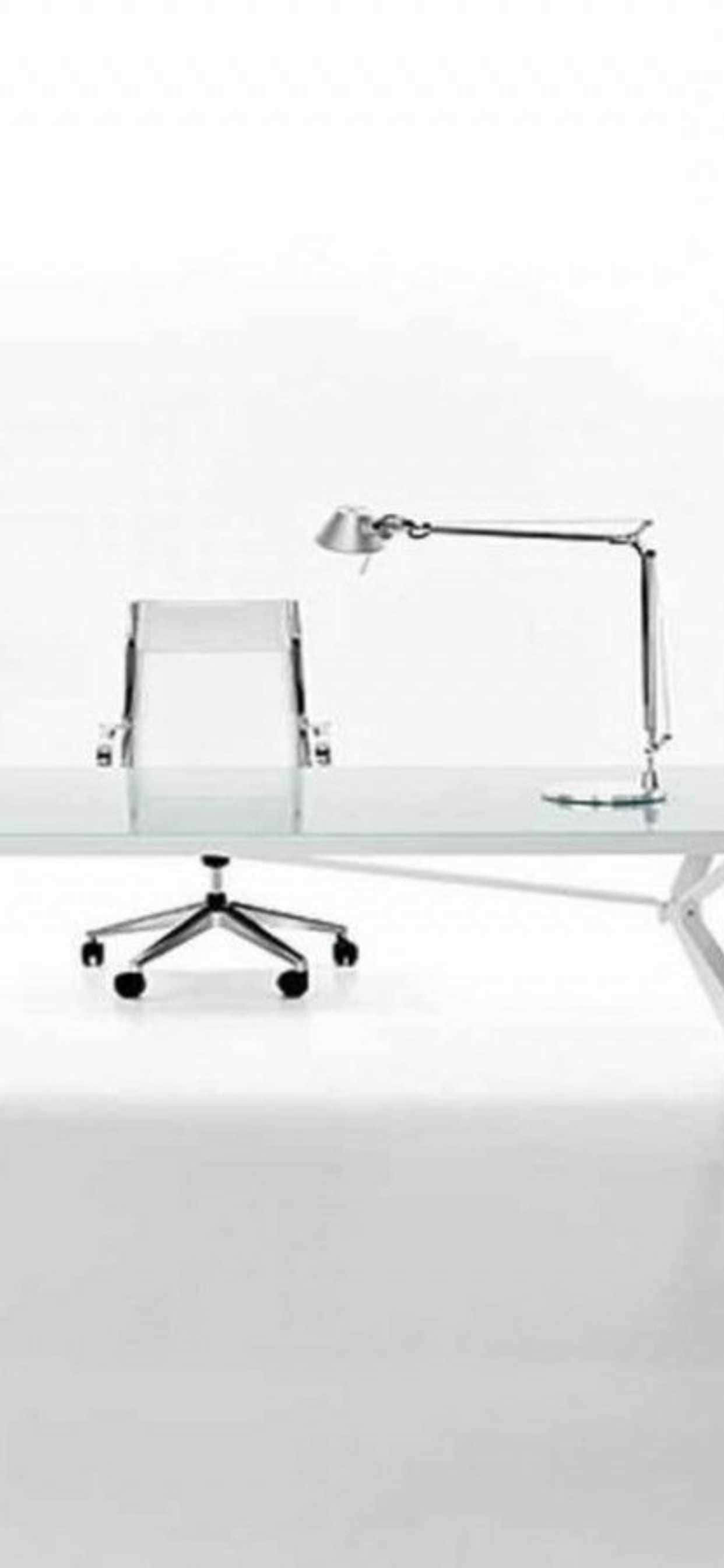 et moderne glasskontor skrivebord med stol og lampe Bakgrunner