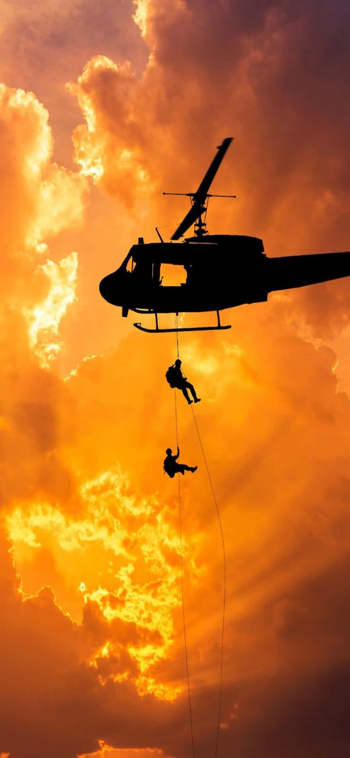 Et moderne helikopter flyr mot en blå himmel opplyst av en praktfull solnedgang. Bakgrunner
