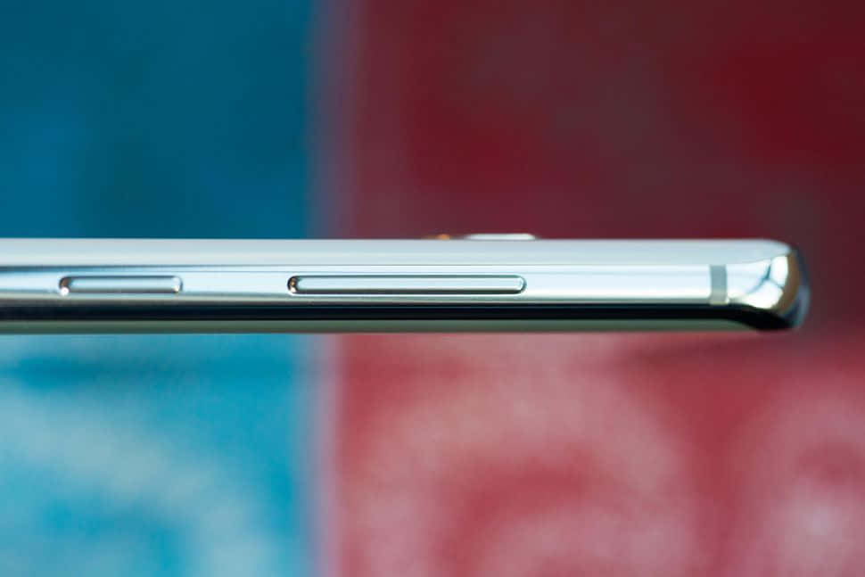 et nærbilde av baksiden av en sølvfarget telefon Bakgrunner