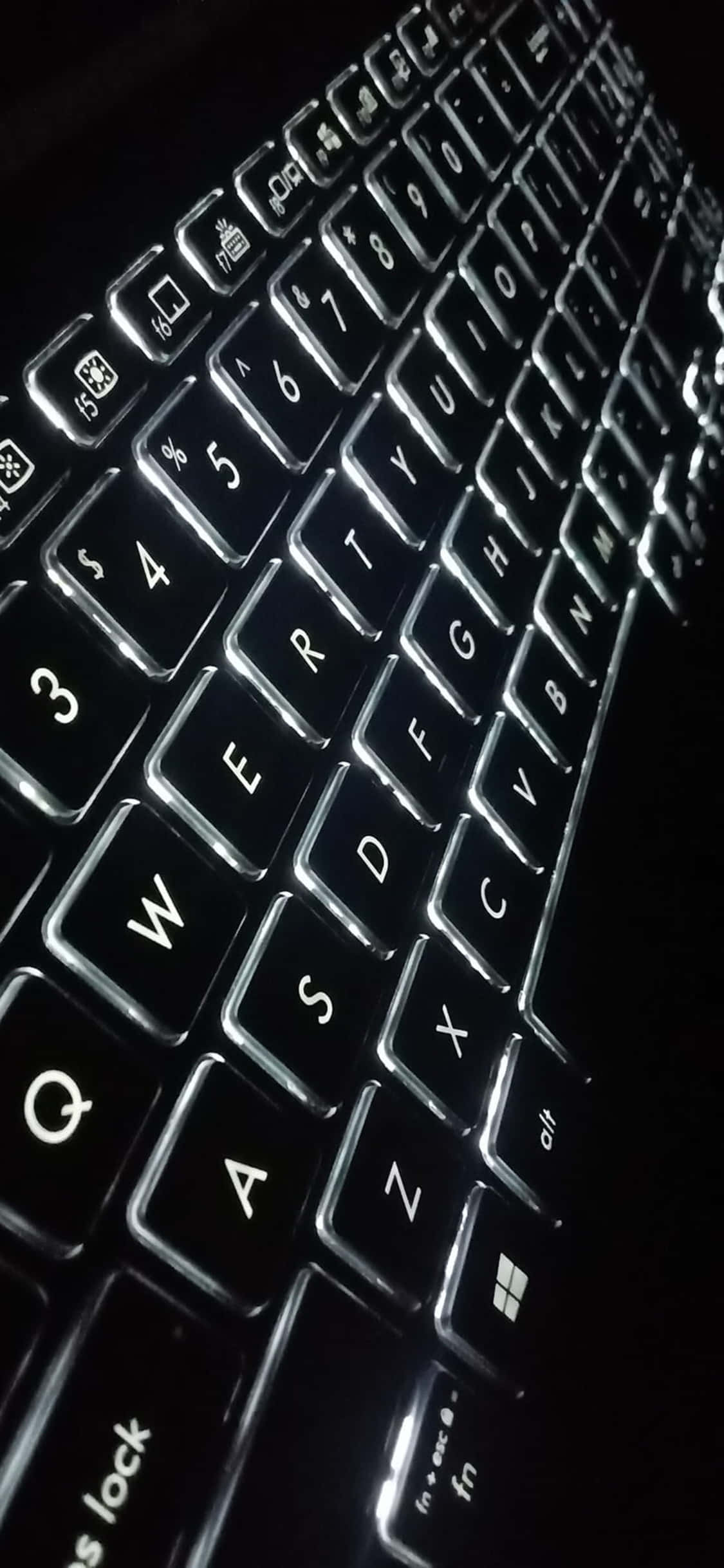 et nærbilde av et tastatur i mørket Bakgrunner