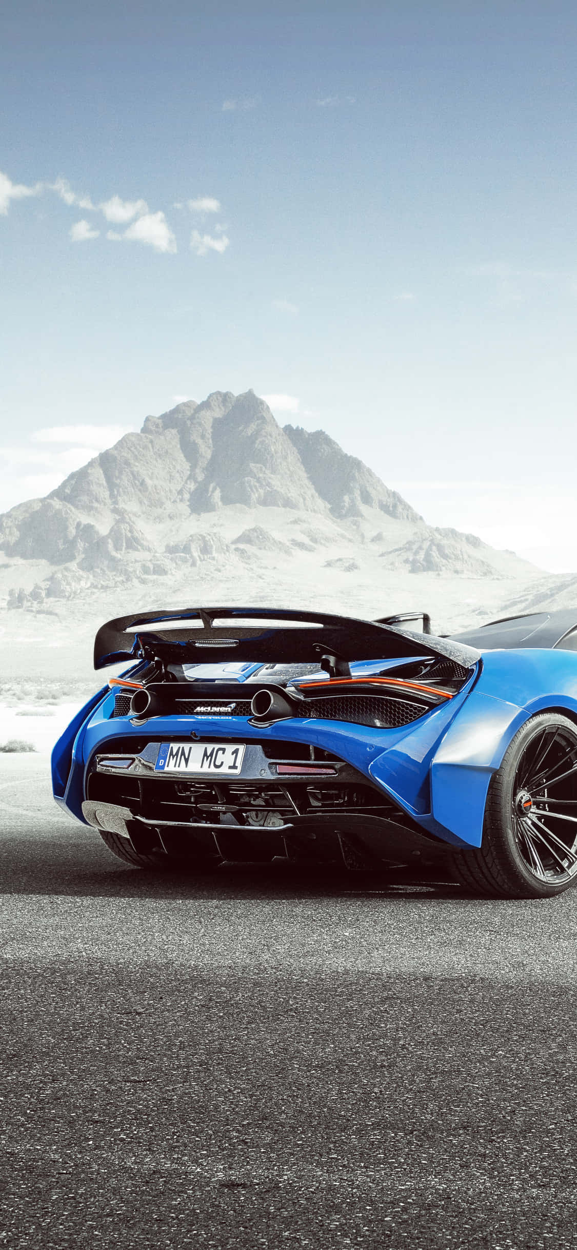 Et rendret bilde av den luksuriøse iPhone Xs og McLaren 720s i samme bilde Bakgrunner