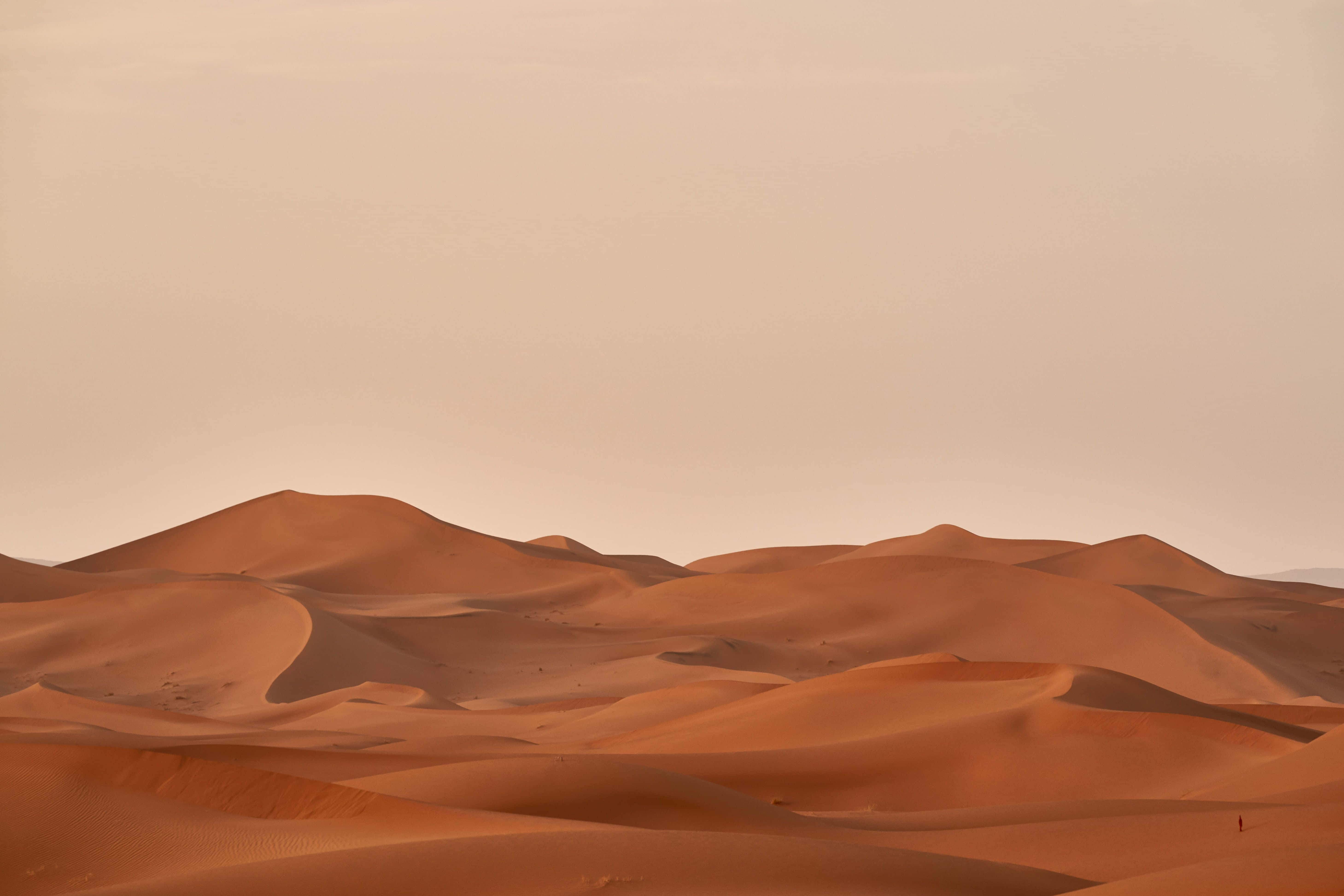 et ørkenlandskap med sanddyner og en sandstorm Bakgrunner