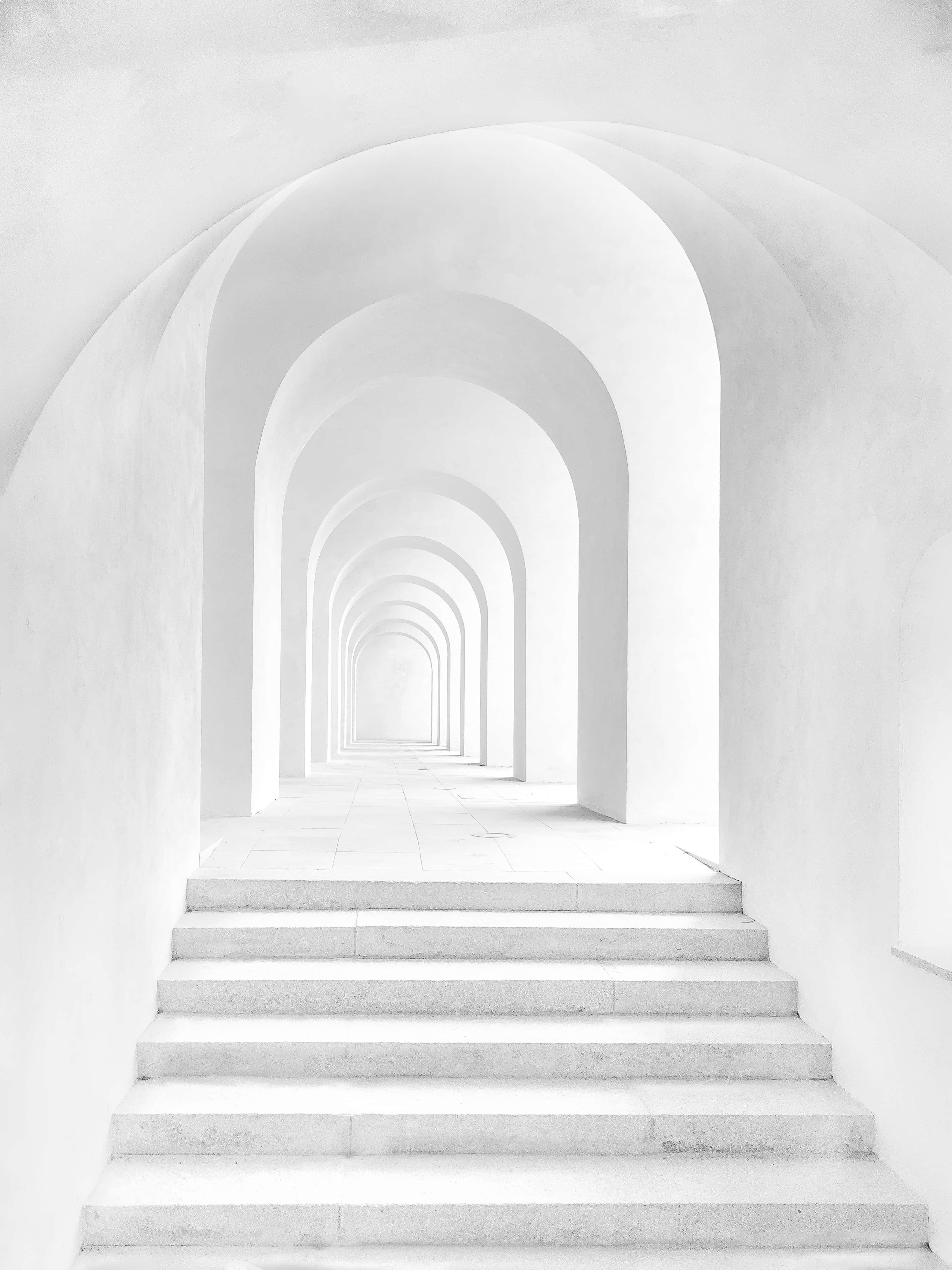 Et surrealistisk landskap av et estetisk hvitt fjell Bakgrunner