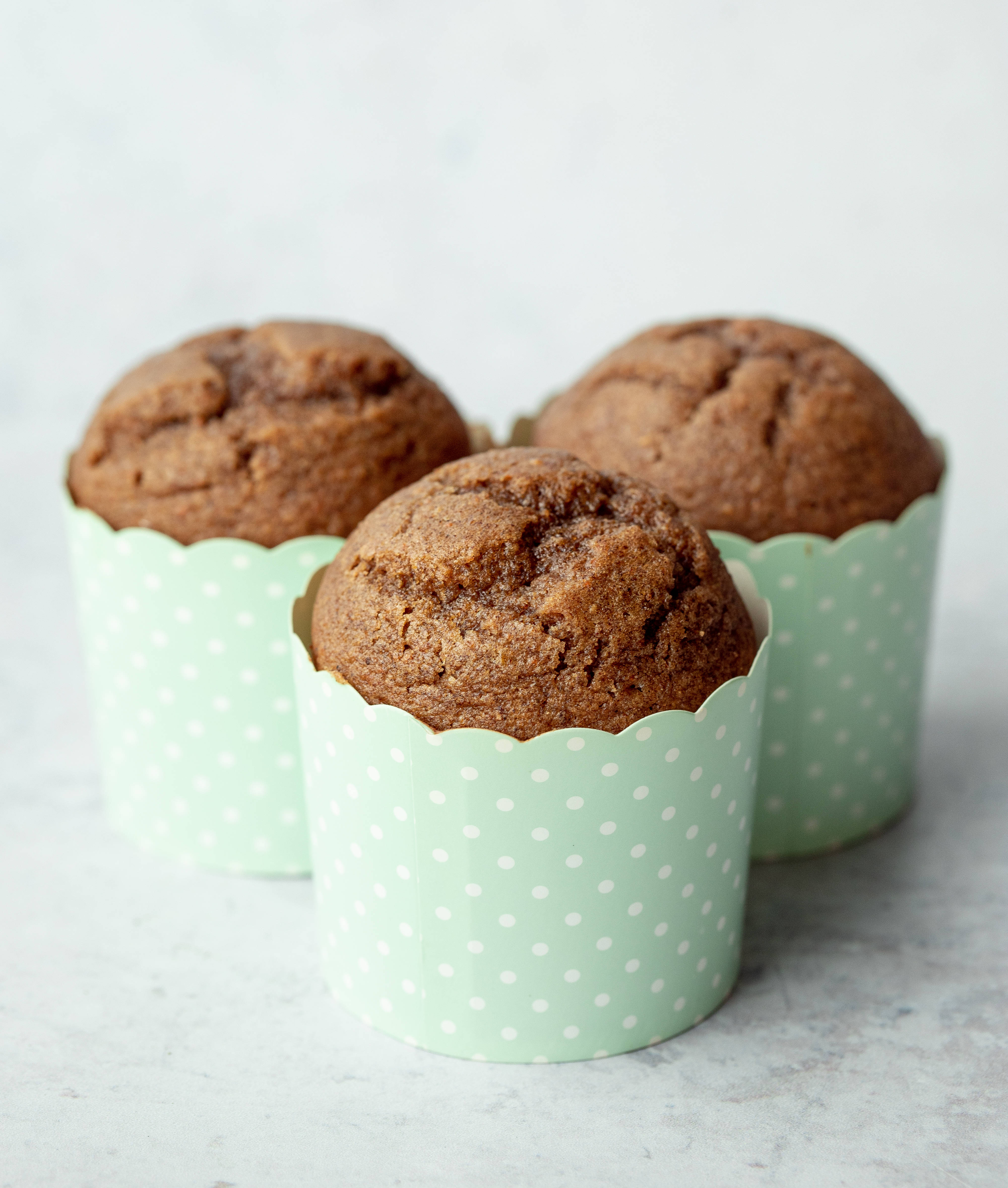 Et utvalg av lekre muffins i prikkete kopper Bakgrunner