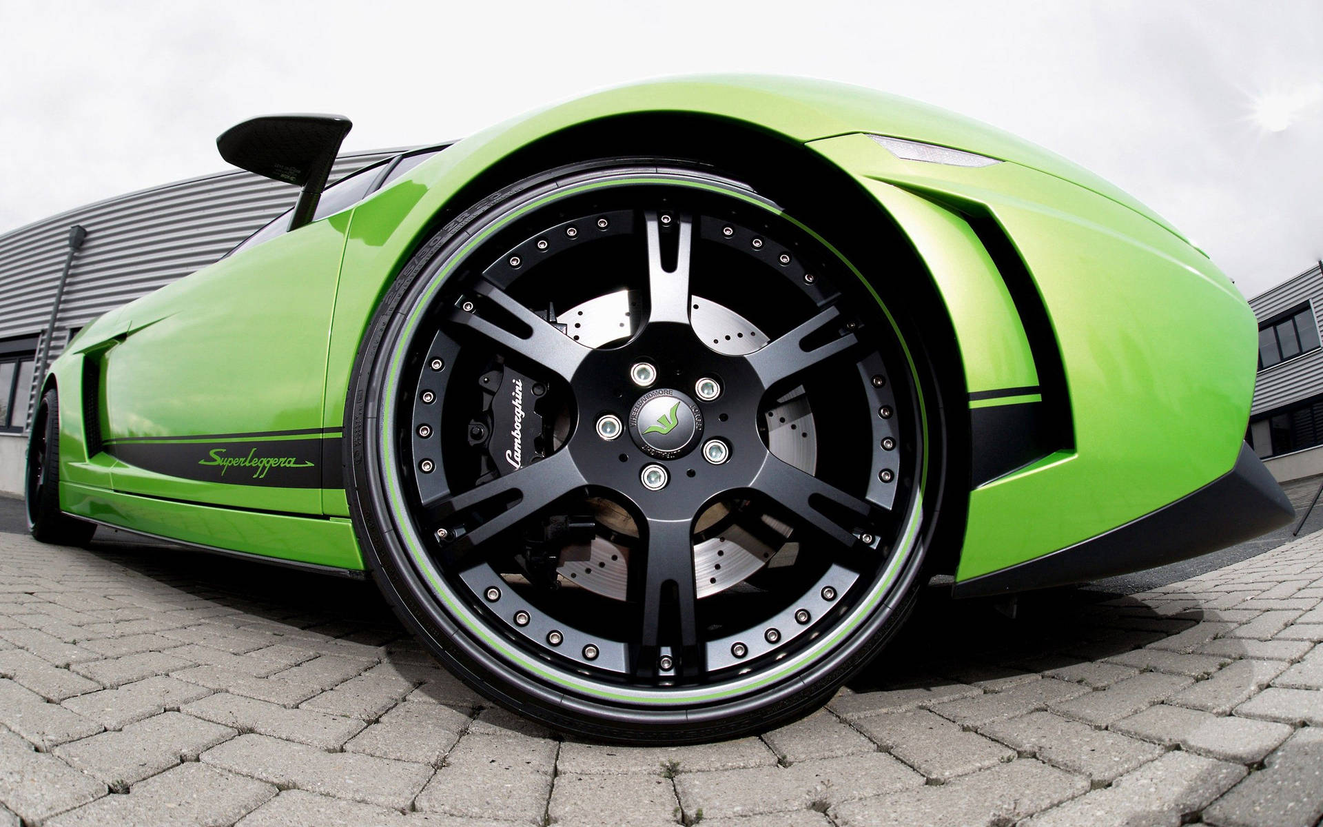 Grønn Lamborghini hjul fiskeøye-perspektiv bakgrunnsbilde.