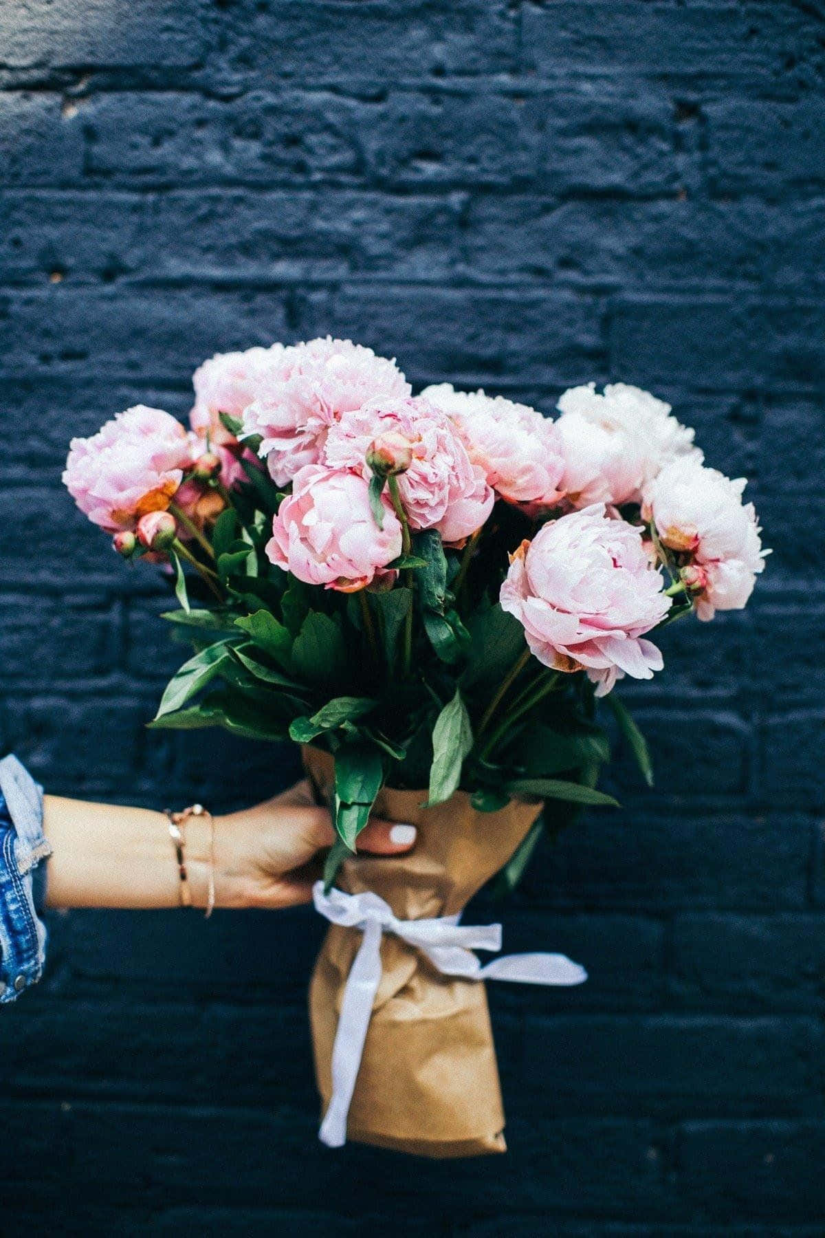 Få tak i denne vakre Apple iPhone med blomsterbakgrunn. Bakgrunner