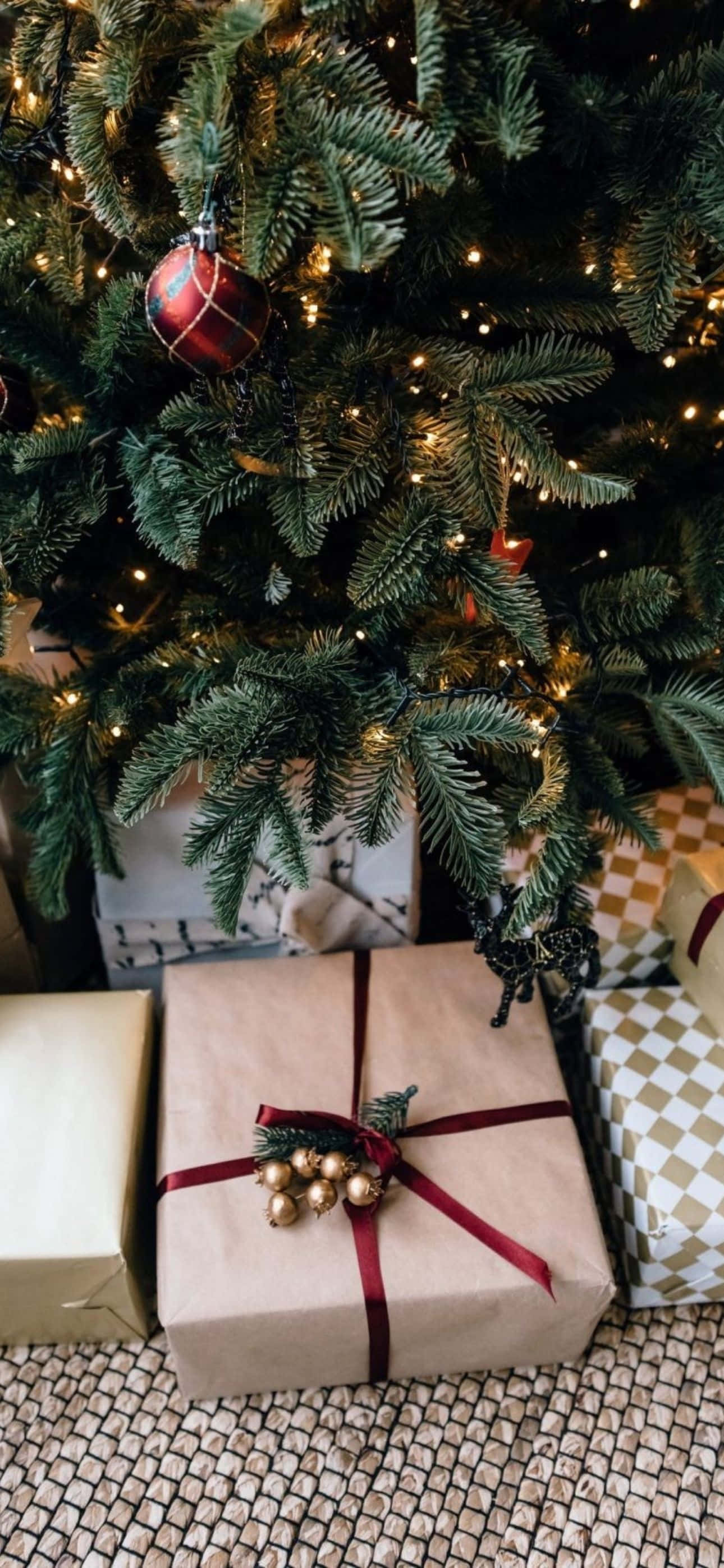 Fang julestemningen med en festlig iPhone-bakgrunn Bakgrunner